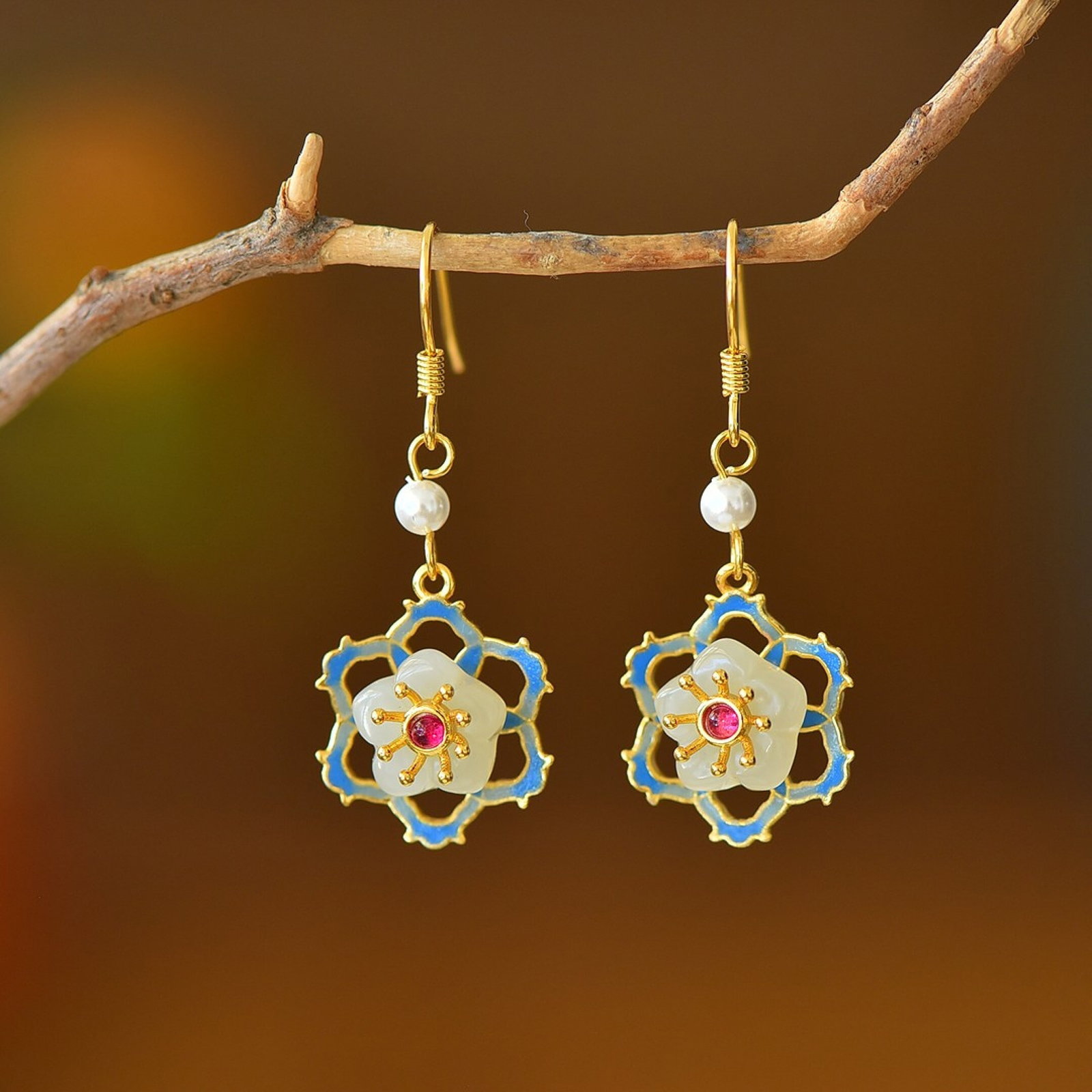 A Pair of Exquisite Sterling Silver-Gold Plated Inlaid White Jade Earrings: A Pair of Exquisite Sterling Silver-Gold Plated Inlaid White Jade Earrings,Size:10mmx10mm 一对纯银镀金镶白玉耳环