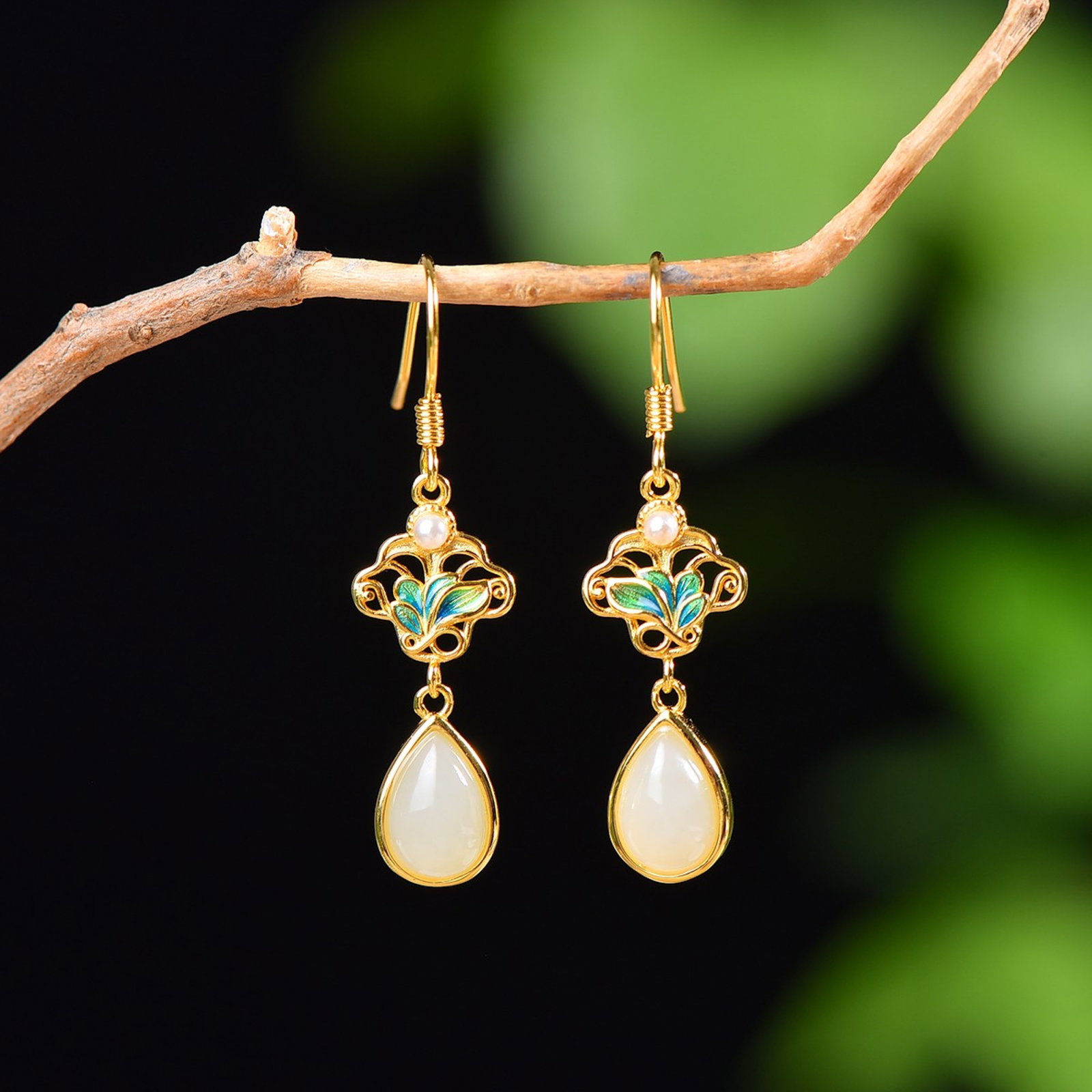 A Pair of Exquisite Sterling Silver-Gold Plated Inlaid White Jade Enamel Earrings: A Pair of Exquisite Sterling Silver-Gold Plated Inlaid White Jade Enamel Earrings,Size:6mmx9mm 一对纯银镀金镶白玉珐琅耳环