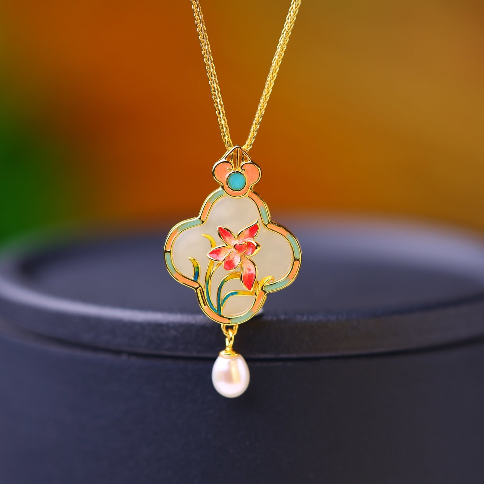 An Exquisite Sterling Silver-Gold Plated Inlaid White Jade Pendant,Inlaid Pearls: An Exquisite Sterling Silver-Gold Plated Inlaid White Jade Pendant,Inlaid Pearls,Size:18mmx18mm 纯银镀金镶白玉吊坠,嵌珍珠