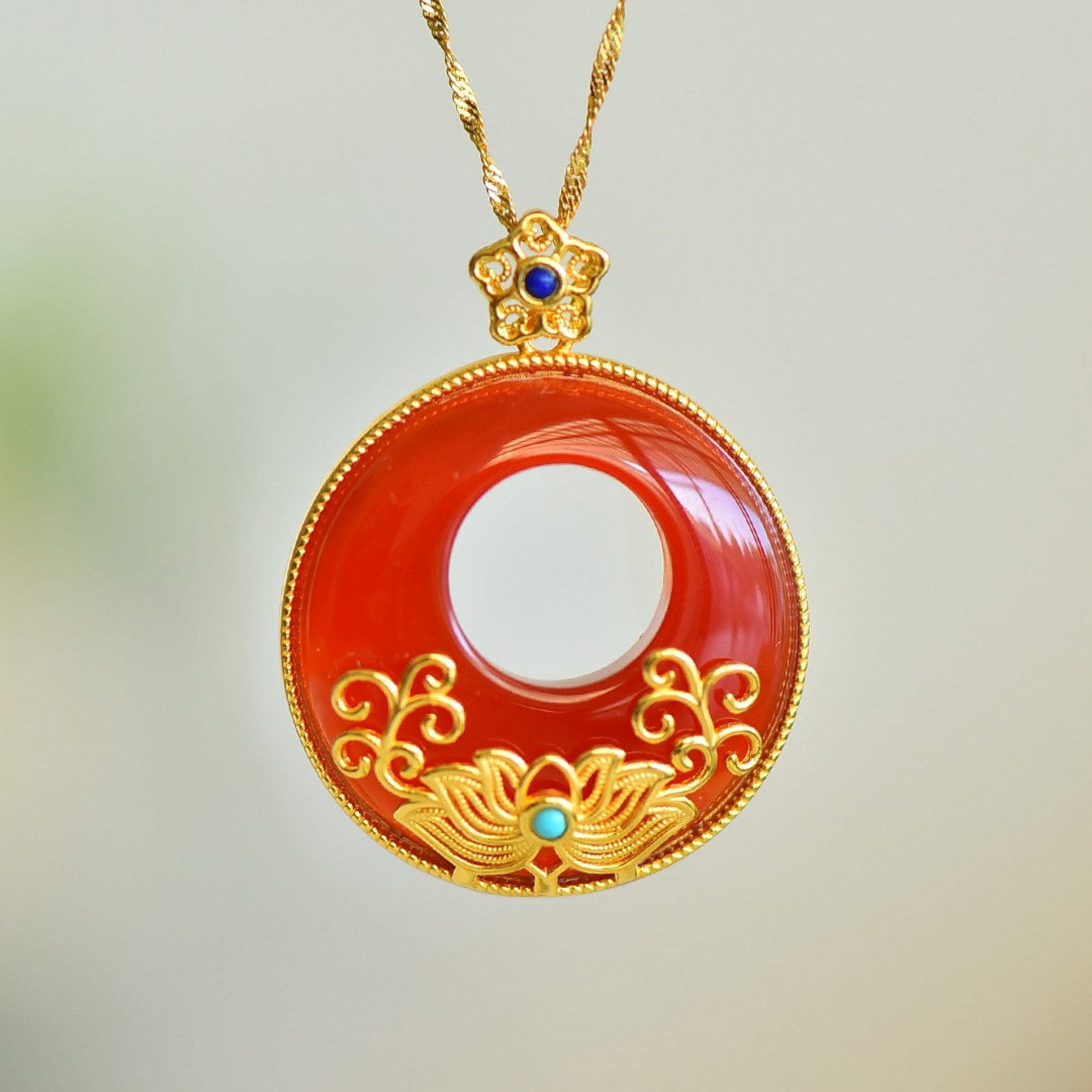An Exquisite Sterling Silver-Gold Plated Inlaid Agate Pendant: An Exquisite Sterling Silver-Gold Plated Inlaid Agate Pendant 纯银镀金镶玛瑙吊坠
