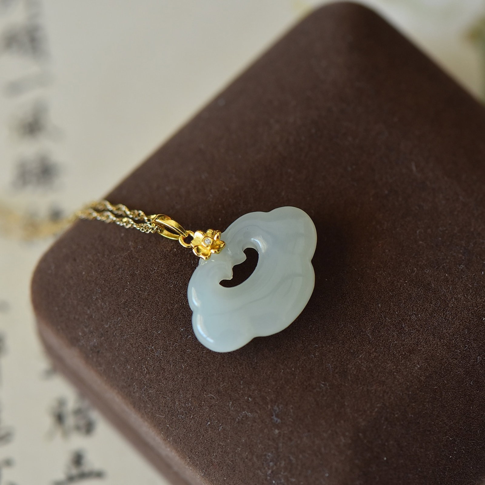 An Exquisite Sterling Silver-Gold Plated Inlaid White Jade Pendant: An Exquisite Sterling Silver-Gold Plated Inlaid White Jade Pendant Size:16mmx25mm 纯银镀金镶白玉吊坠
