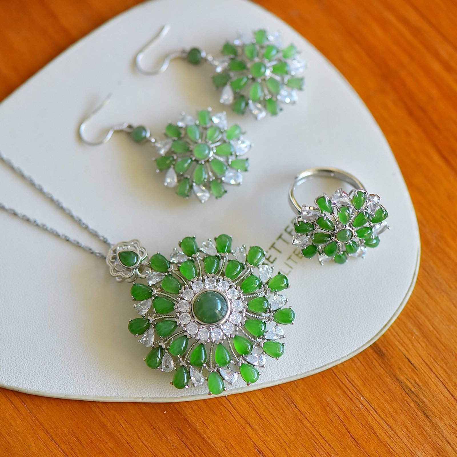 A Set of Fine Sterling Silver Inlaid Jasper Jewelry,Inlaid Diamonds: A Set of Fine Sterling Silver Inlaid Jasper Jewelry,Inlaid Diamonds,Size:4mmx6mm,4mmx4mm,3mmx6mm 一套纯银镶碧玉首饰,嵌钻石