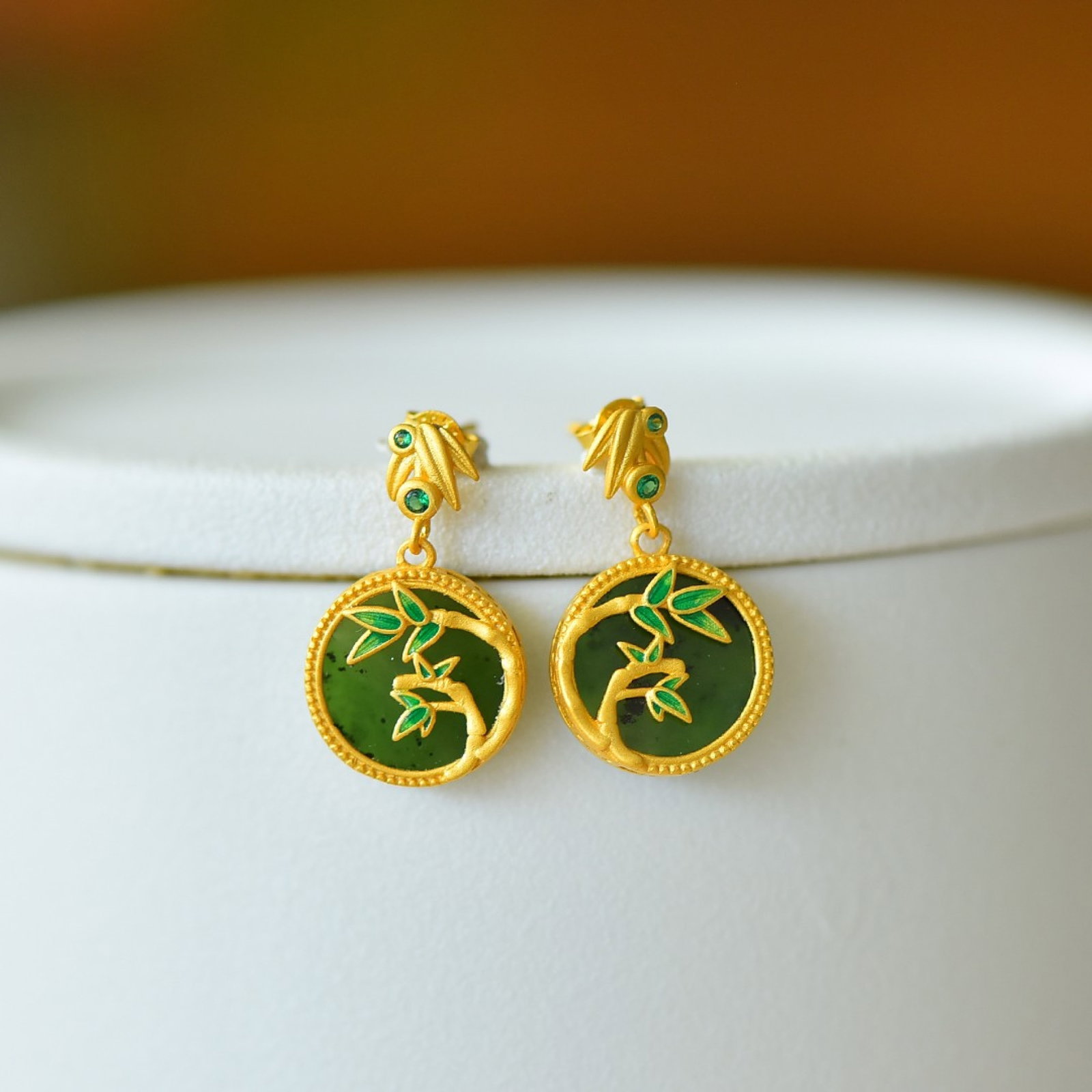 A Pair of Exquisite Sterling Silver-Gold Plated Inlaid Jasper Earrings: A Pair of Exquisite Sterling Silver-Gold Plated Inlaid Jasper Earrings 一对纯银镀金镶碧玉耳环