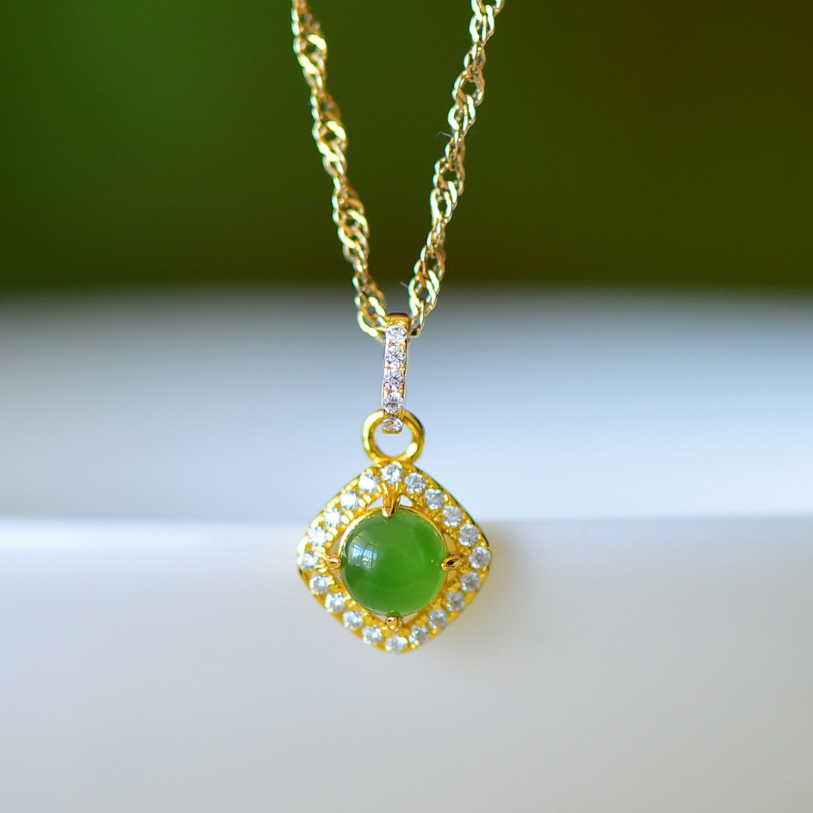 An Exquisite Sterling Silver-Gold Plated Inlaid Jasper Pendant,Inlaid Diamond: An Exquisite Sterling Silver-Gold Plated Inlaid Jasper Pendant,Inlaid Diamond,Size:5mmx5mm 纯银镀金镶碧玉吊坠,嵌钻石