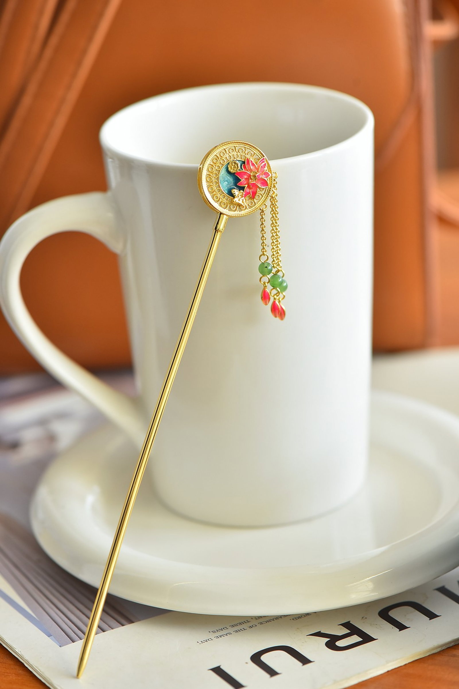 An Exquisite Sterling Silver-Gold Plated Inlaid White Jade Enamel Hairpin: An Exquisite Sterling Silver-Gold Plated Inlaid White Jade Enamel Hairpin Size: 16mmx21mm 纯银镀金镶白玉珐琅发簪