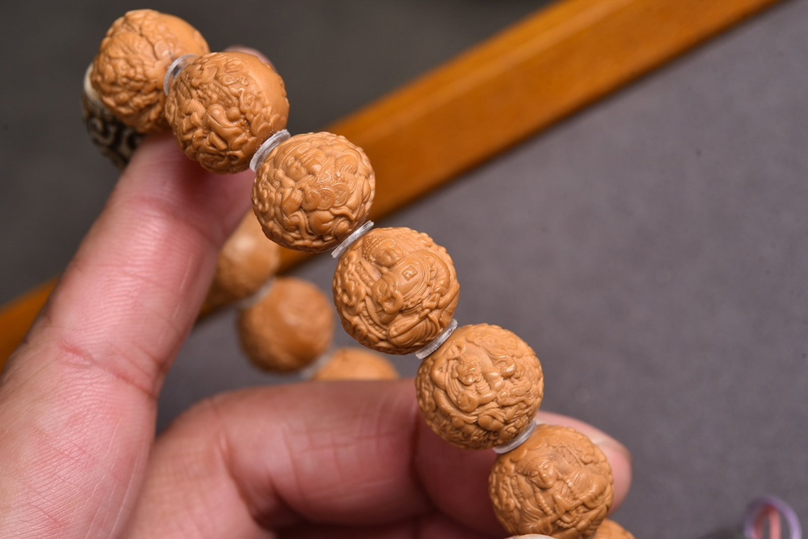 An Exquisite Walnut Bracelets - 4