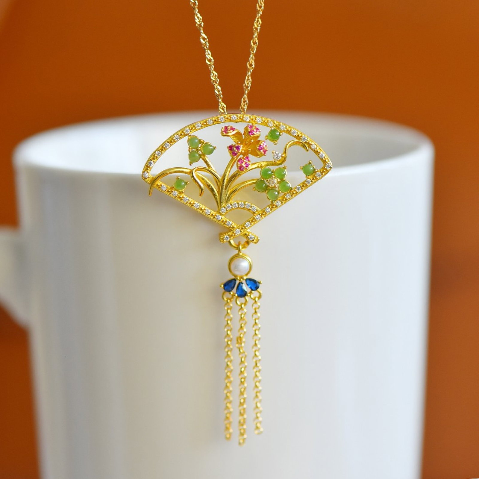 An Exquisite Sterling Silver-Gold Plated Inlaid White Jade Pendant,Inlaid Diamonds: An Exquisite Sterling Silver-Gold Plated Inlaid White Jade Pendant,Inlaid Diamonds,Size:2mmx2mm 纯银镀金镶白玉吊坠,嵌钻石