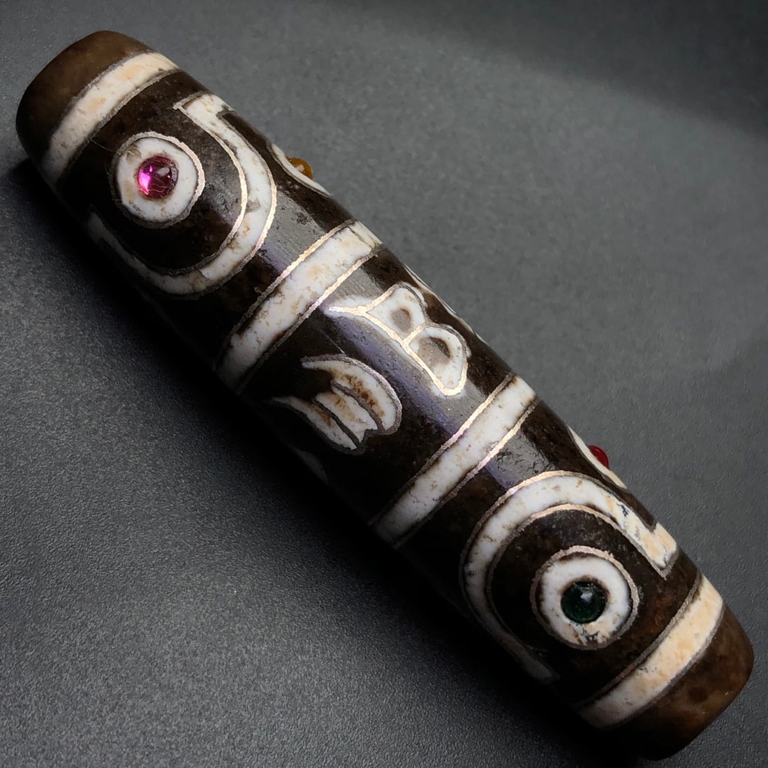 An Exquisite Eight Eyes Dzi Bead Pendant,Inlaid Silver Wire,Inlaid Gems: An Exquisite Eight Eyes Dzi Bead Pendant,Inlaid Silver Wire,Inlaid Gems,Size:74mmx18mm,Weight:36.6g 八眼天珠挂件,嵌银丝,嵌宝石