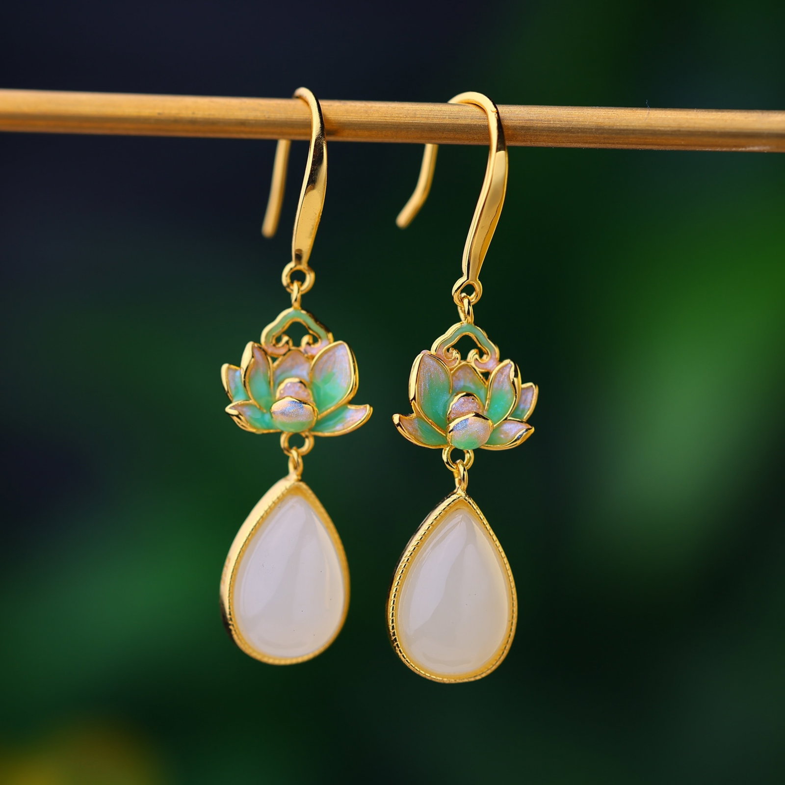 A Pair of Exquisite Sterling Silver-Gold Plated Inlaid White Jade Earrings: A Pair of Exquisite Sterling Silver-Gold Plated Inlaid White Jade Earrings,Size:8mmx12mm 一对纯银镀金镶白玉耳环