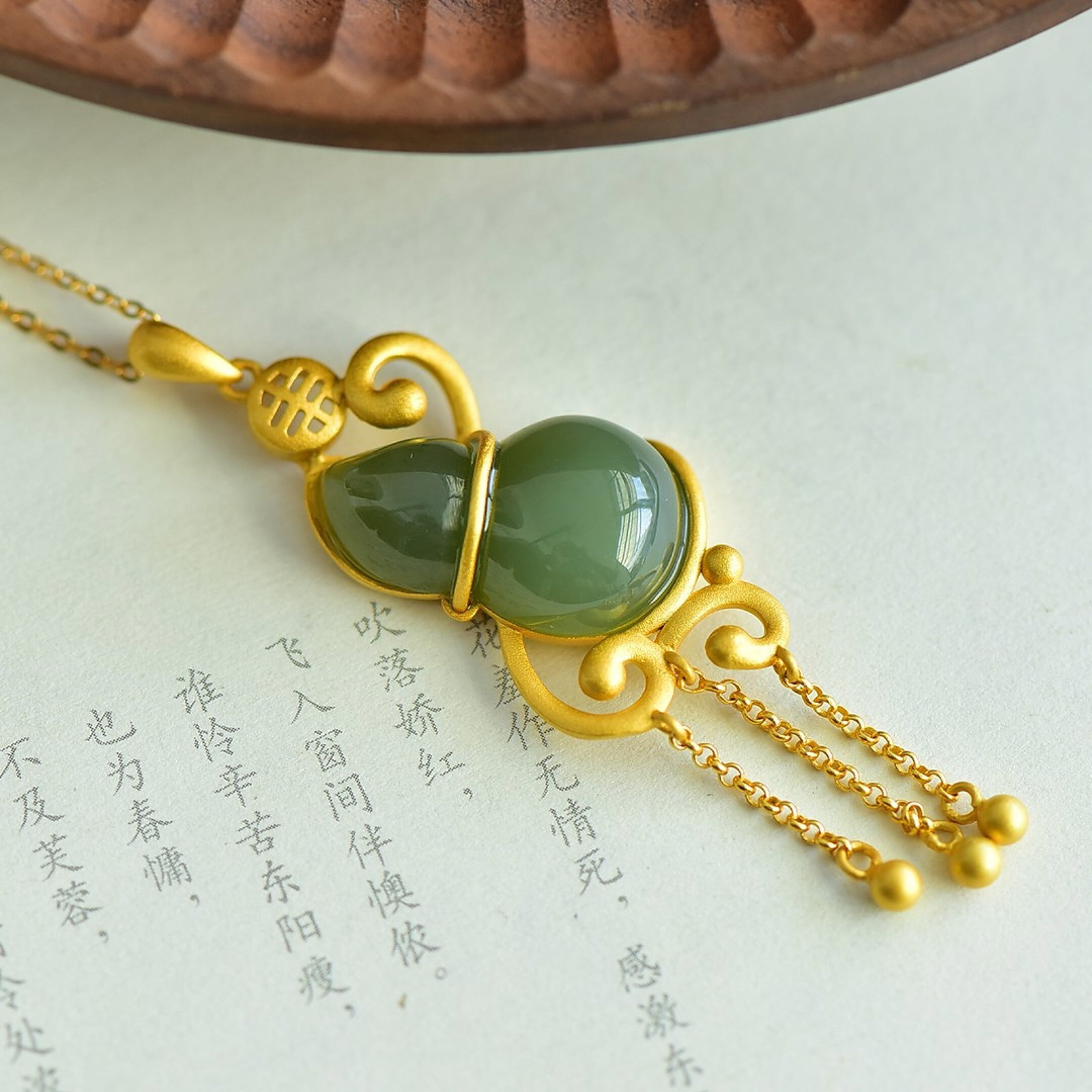 An Exquisite Sterling Silver-Gold Plated Inlaid Sapphire Pendant: An Exquisite Sterling Silver-Gold Plated Inlaid Sapphire Pendant 纯银镀金镶青玉吊坠