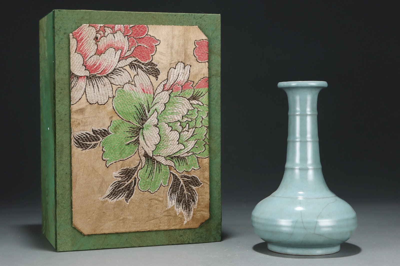 An Exquisite Guan yao Celadon Glazed Vase,with an Imperial Poem by Emperor Qianlong: An Exquisite Guan yao Celadon Glazed Vase,with an Imperial Poem by Emperor Qianlong,Song Dynasty,China,Size:8.8inx5.8in 官窑粉青釉瓶,带乾隆御