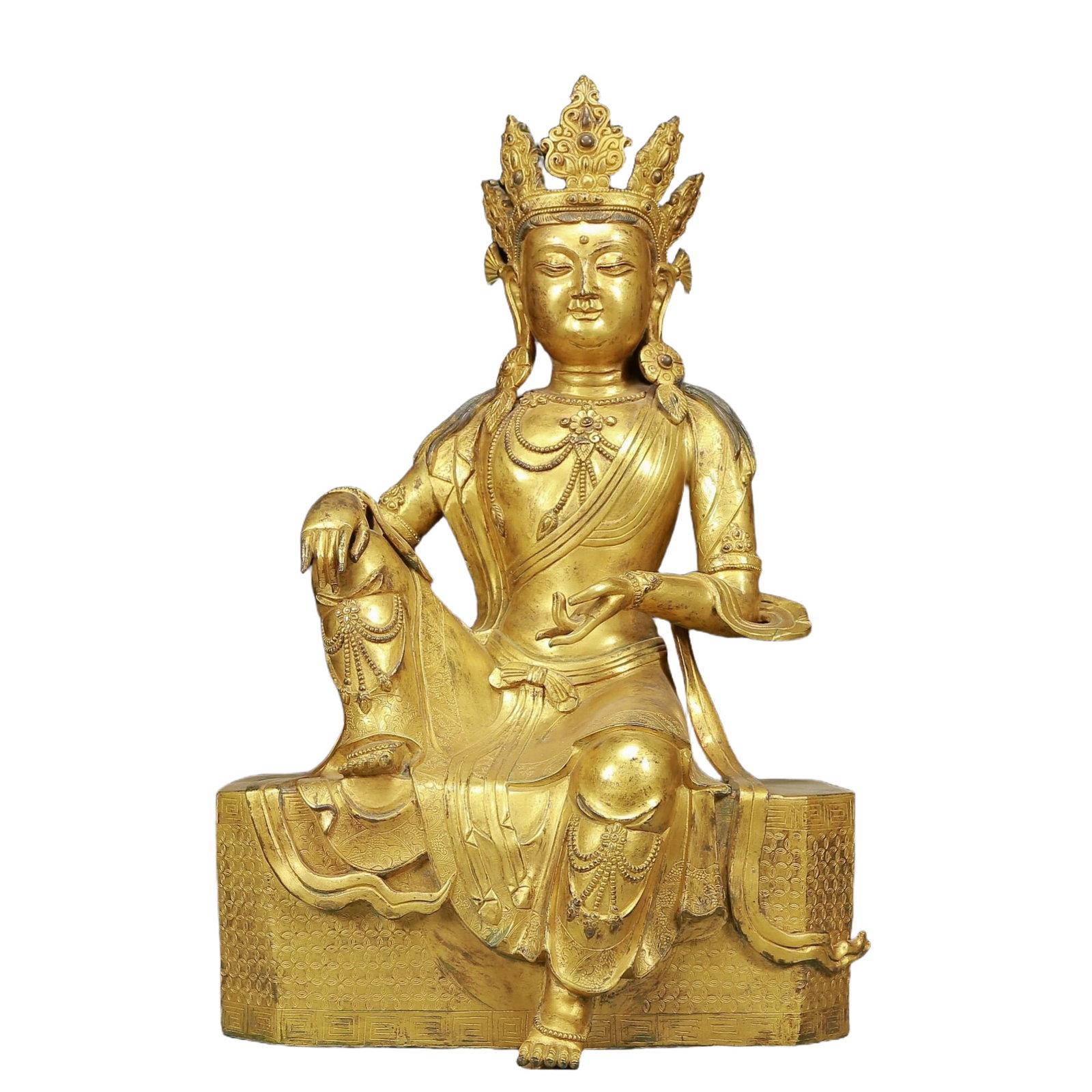A Solemn Gilt Bronze Statue of Avalokitesvara: A Solemn Gilt Bronze Statue of Avalokitesvara,Ming Dynasty, China,Size:11.4inx7.5inx18.9in,Weight:12400g 铜鎏金自在观音像，明代