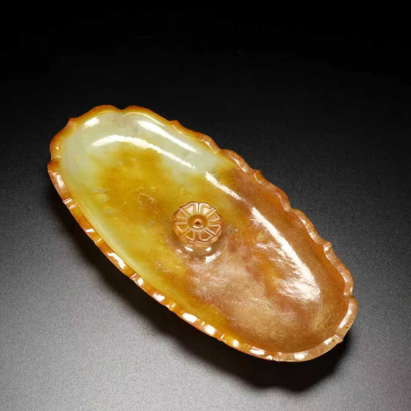 An Exquisite White Jade Flower Pattern Incense holder: An Exquisite White Jade Flower Pattern Incense holder,Qing Dynasty,China,Size:5.5inx3inx0.8in,Weight:112.5g 白玉花卉纹香插,中国清代