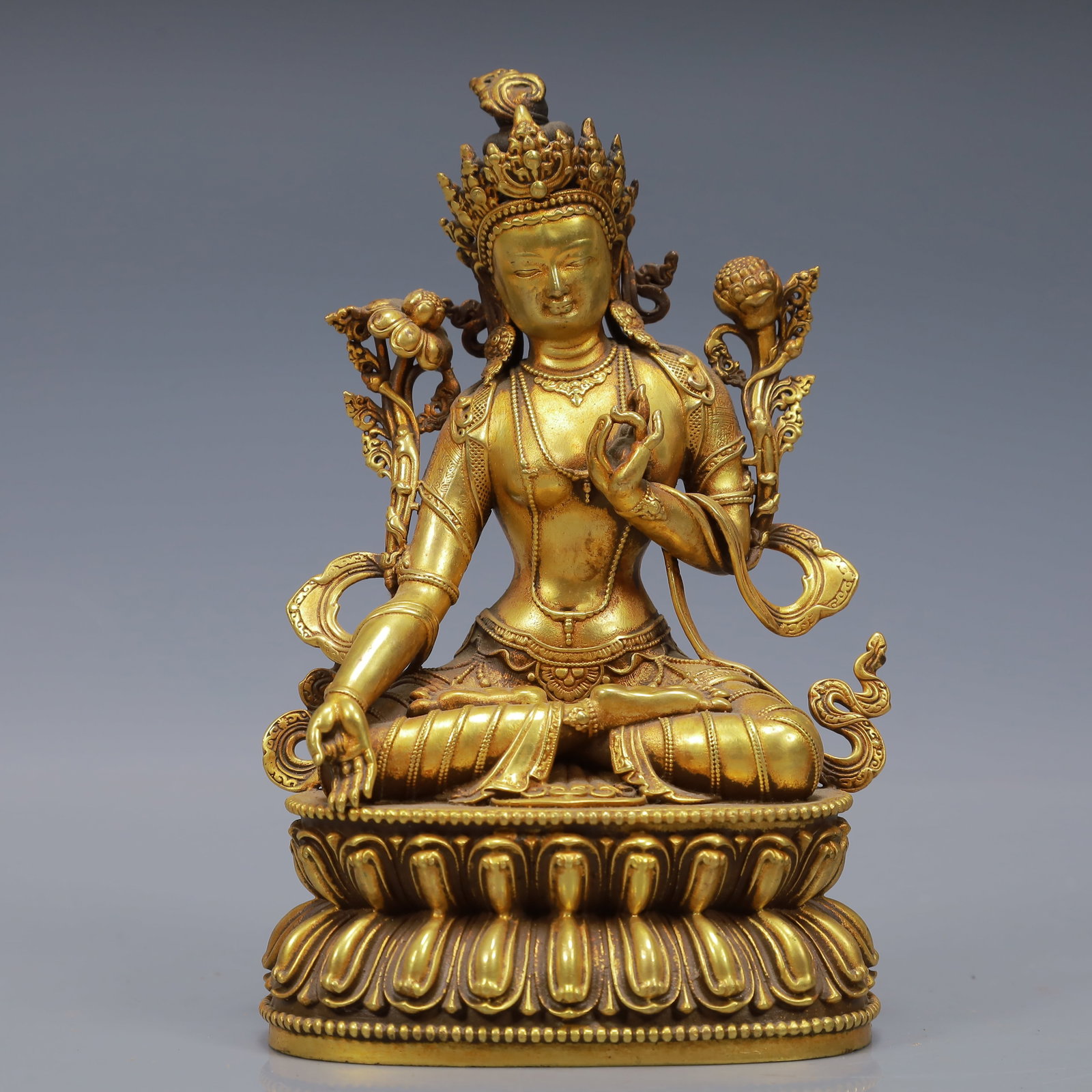 An Exquisite Gilt Bronze Statue of Vajrasattva: An Exquisite Gilt Bronze Statue of Vajrasattva,Qing Dynasty, China,Size:3.5inx2.4inx5.5in,Weight:1200g 铜鎏金金刚萨陲像,中国清代