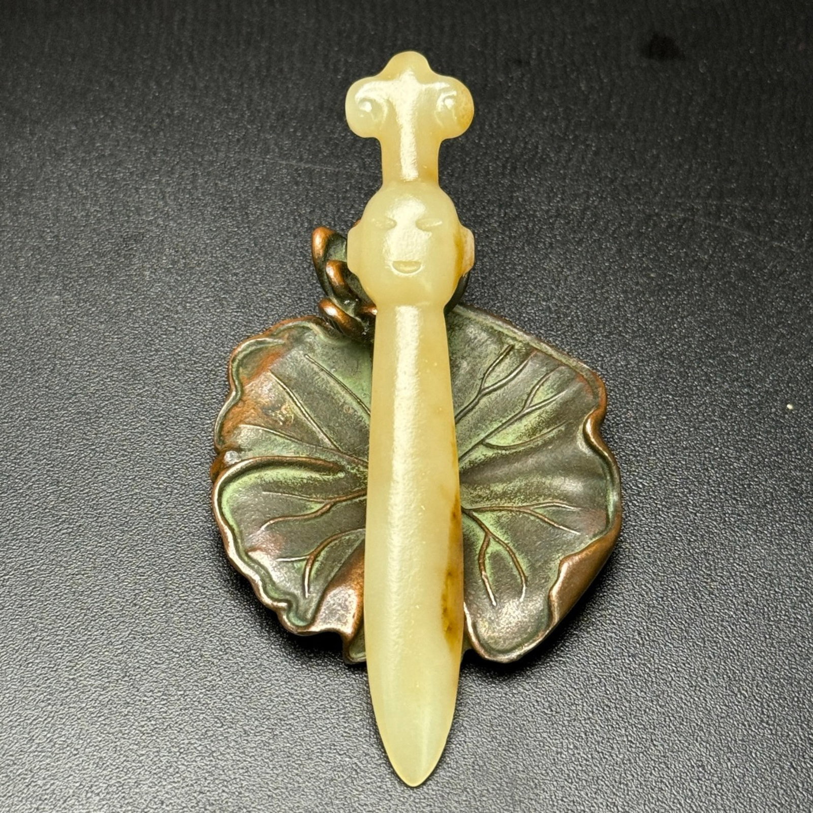 An Exquisite White Jade Figure-Face Pattern Sword-Shaped Pendant: An Exquisite White Jade Figure-Face Pattern Sword-Shaped Pendant,Qing Dynasty,China,Size:84mmx15mmx10mm,Weight:13g 白玉人面纹剑形挂件,中