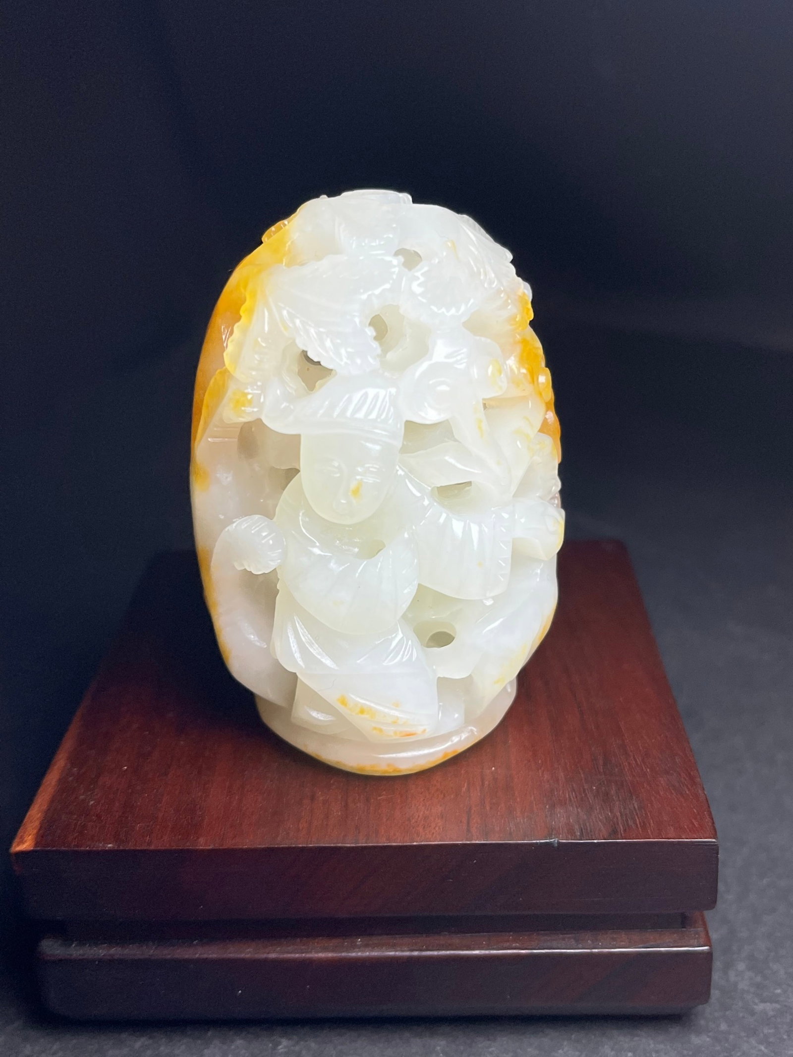 An Exquisite White Jade Figure Deer Pattern Hand Piece: An Exquisite White Jade Figure Deer Pattern Hand Piece,Qing Dynasty,China,Size:44mmx37mmx66mm,Weight:127g 白玉人物鹿纹手把件,中国ę