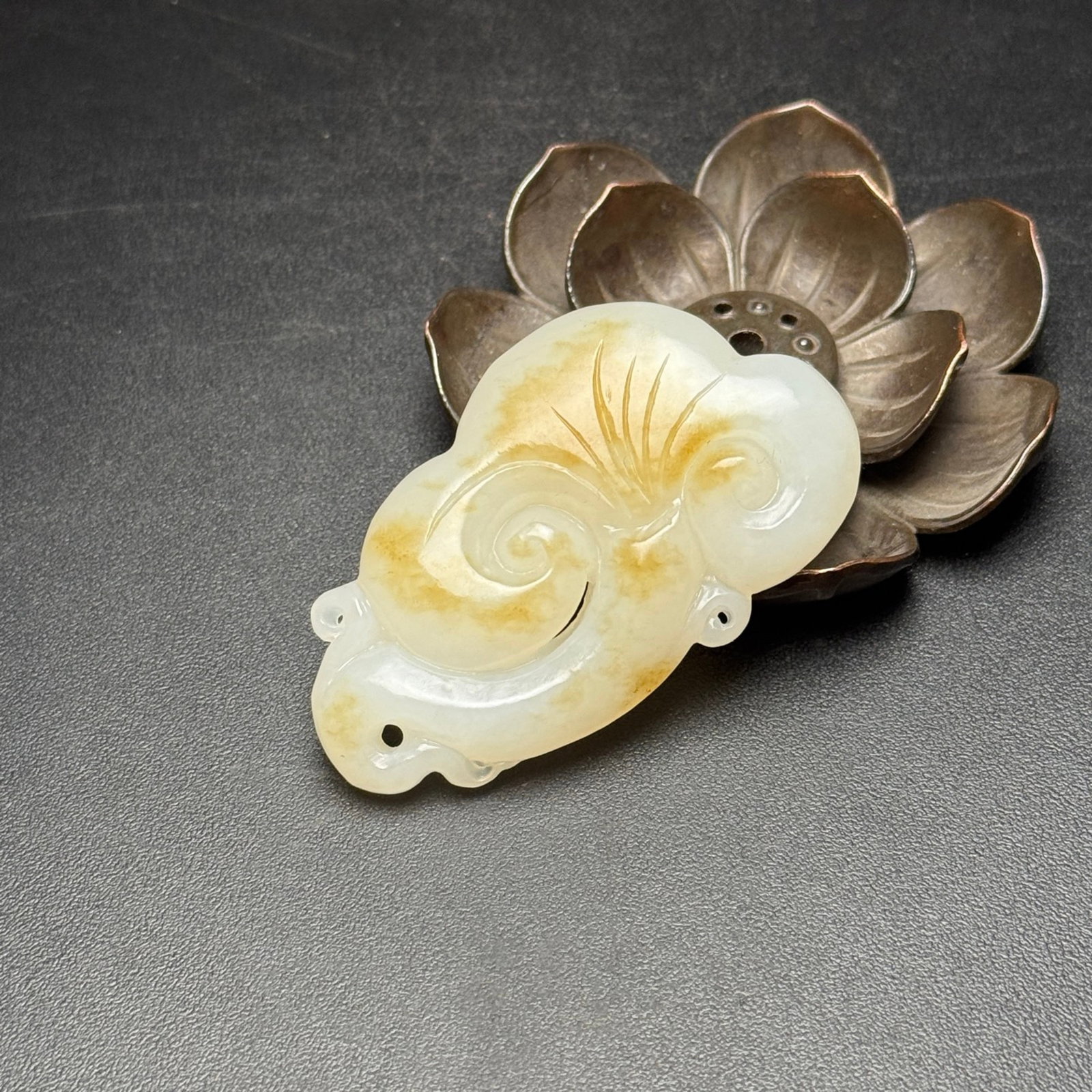 An Exquisite White Jade Ganoderma lucidum Pendant: An Exquisite White Jade Ganoderma lucidum Pendant,Qing Dynasty,China,Size:57mmx34mmx11mm,Weight:30g 白玉灵芝挂件,中国清代