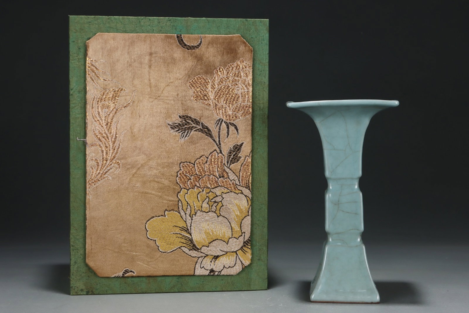 An Exquisite Guan yao Celadon Glazed Vase,with an Imperial Poem by Emperor Qianlong: An Exquisite Guan yao Celadon Glazed Vase,with an Imperial Poem by Emperor Qianlong,Song Dynasty,China,Size:9inx4.9in 官窑粉青釉瓶,带乾隆御&