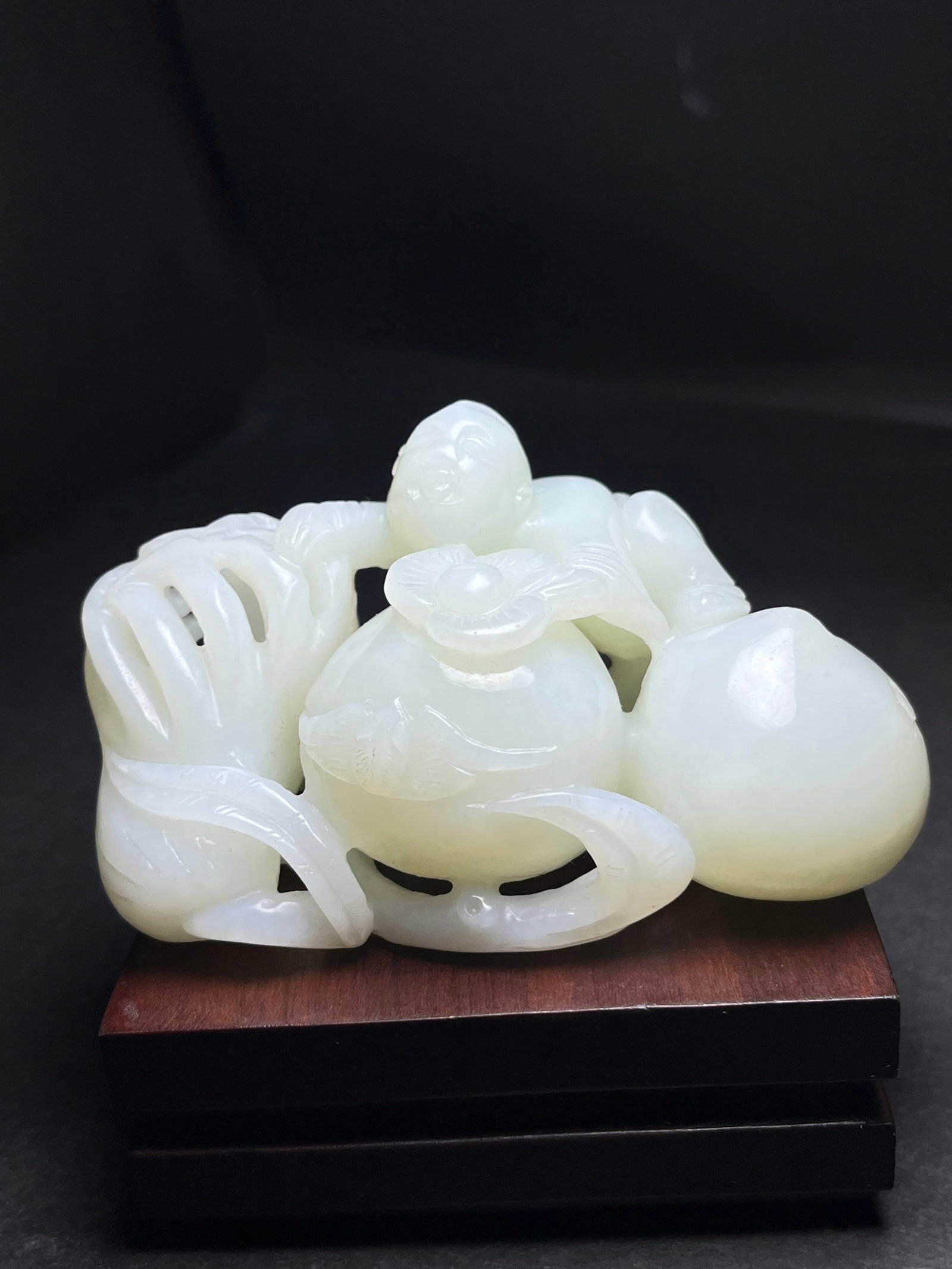 An Exquisite White Jade Figure Bergamot Ornament: An Exquisite White Jade Figure Bergamot Ornament,Qing Dynasty,China,Size:93mmx48+48mm,Weight:216g 白玉人物佛手摆件,中国清代