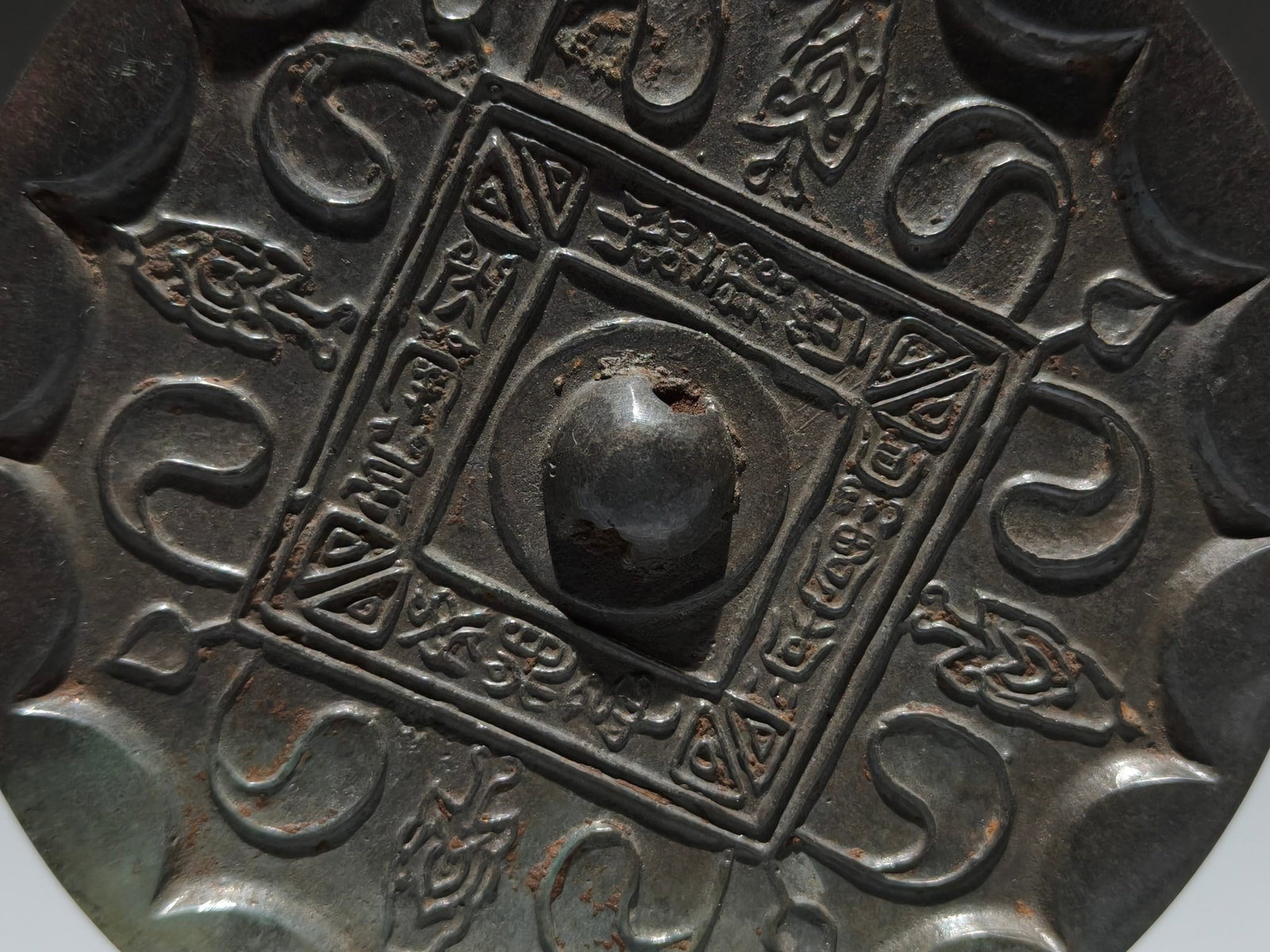 An Archaic Bronze Leaf Pattern Mirror - 3