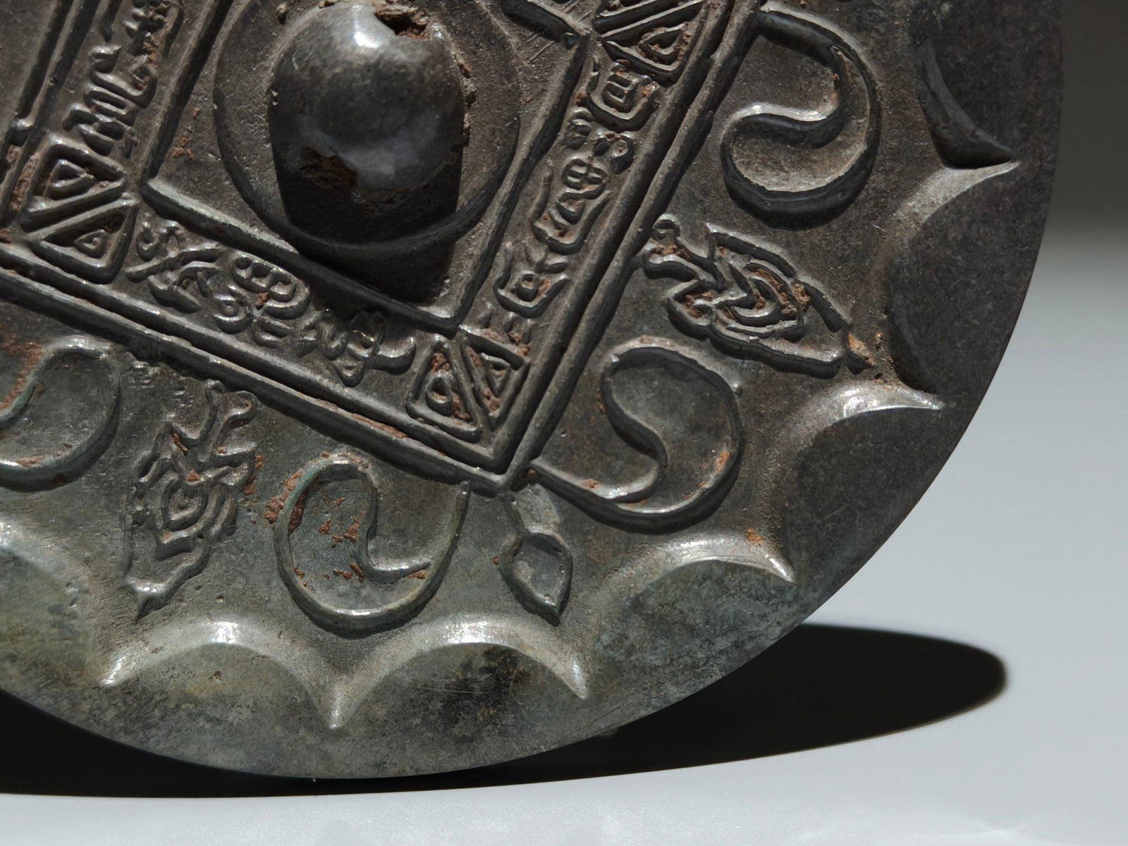 An Archaic Bronze Leaf Pattern Mirror - 5
