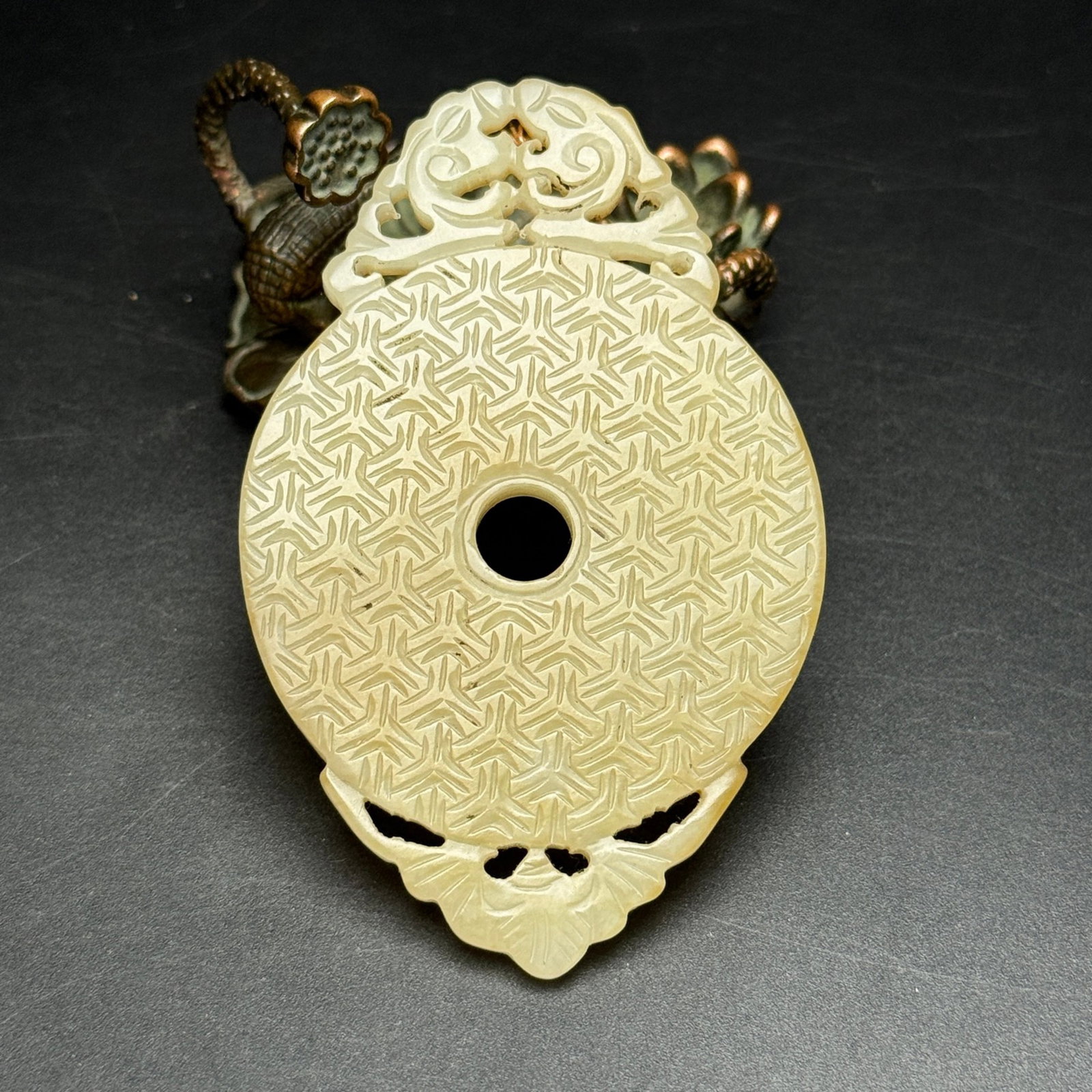 An Exquisite White Jade Bats and Dragon Pattern Pendant: An Exquisite White Jade Bats and Dragon Pattern Pendant,Qing Dynasty,China,Size:79mmx50mmx5mm,Weight:33g