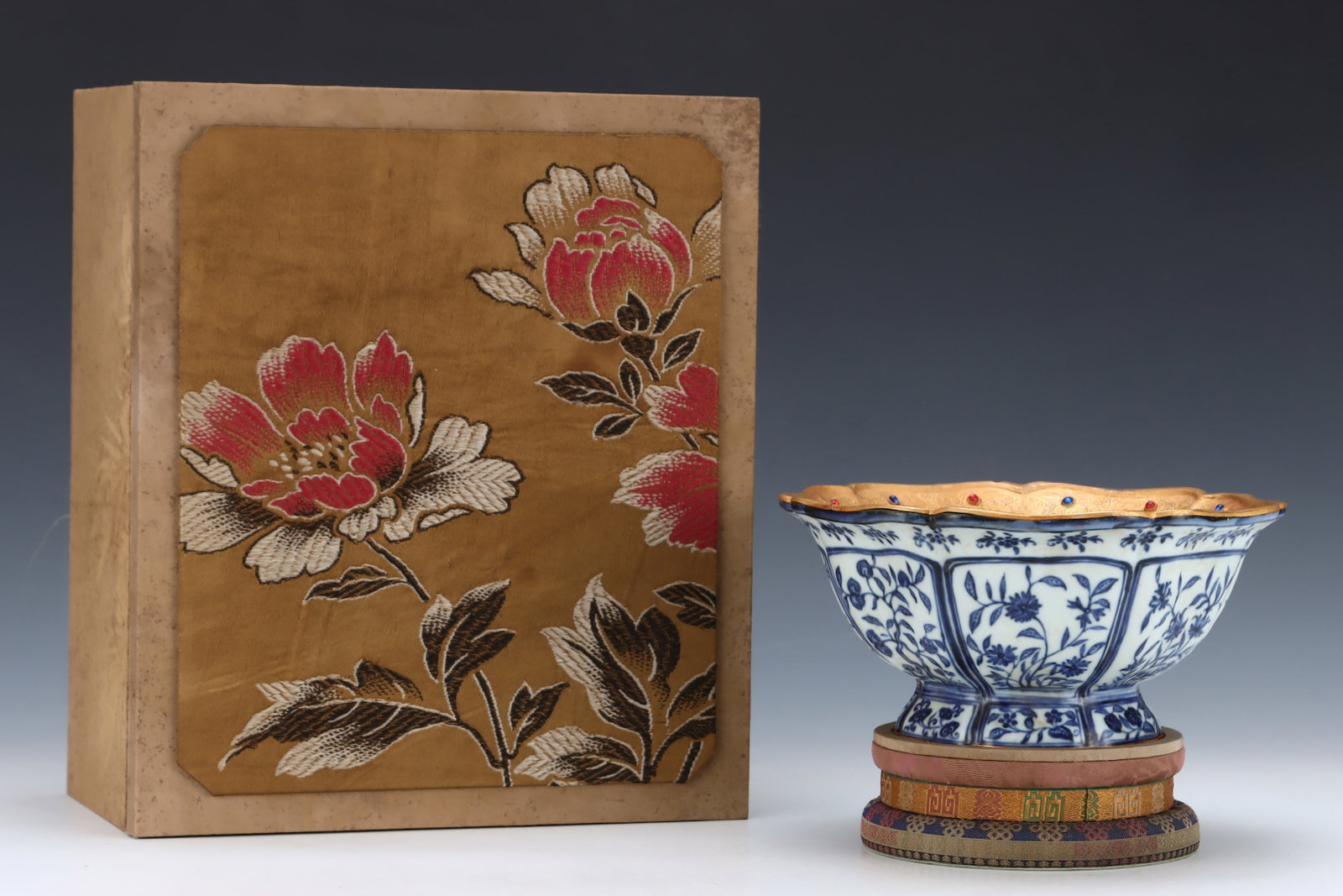 An Exquisite Blue and White Cover with Gold Flower and Fruit Pattern Basin,Inlaid Gems: An Exquisite Blue and White Cover with Gold Flower and Fruit Pattern Basin,Inlaid Gems,Ming Dynasty,China,Xuande Six-character Mark,Size:4.7inx9.6in 青花包金花果