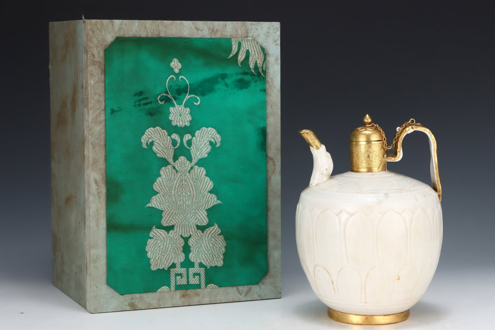 An Exquisite Ding yao Cover with Gold Ewer: An Exquisite Ding yao Cover with Gold Ewer,Song Dynasty,China,Size:9.4inx6.7in 定窑包金执壶,中国宋代