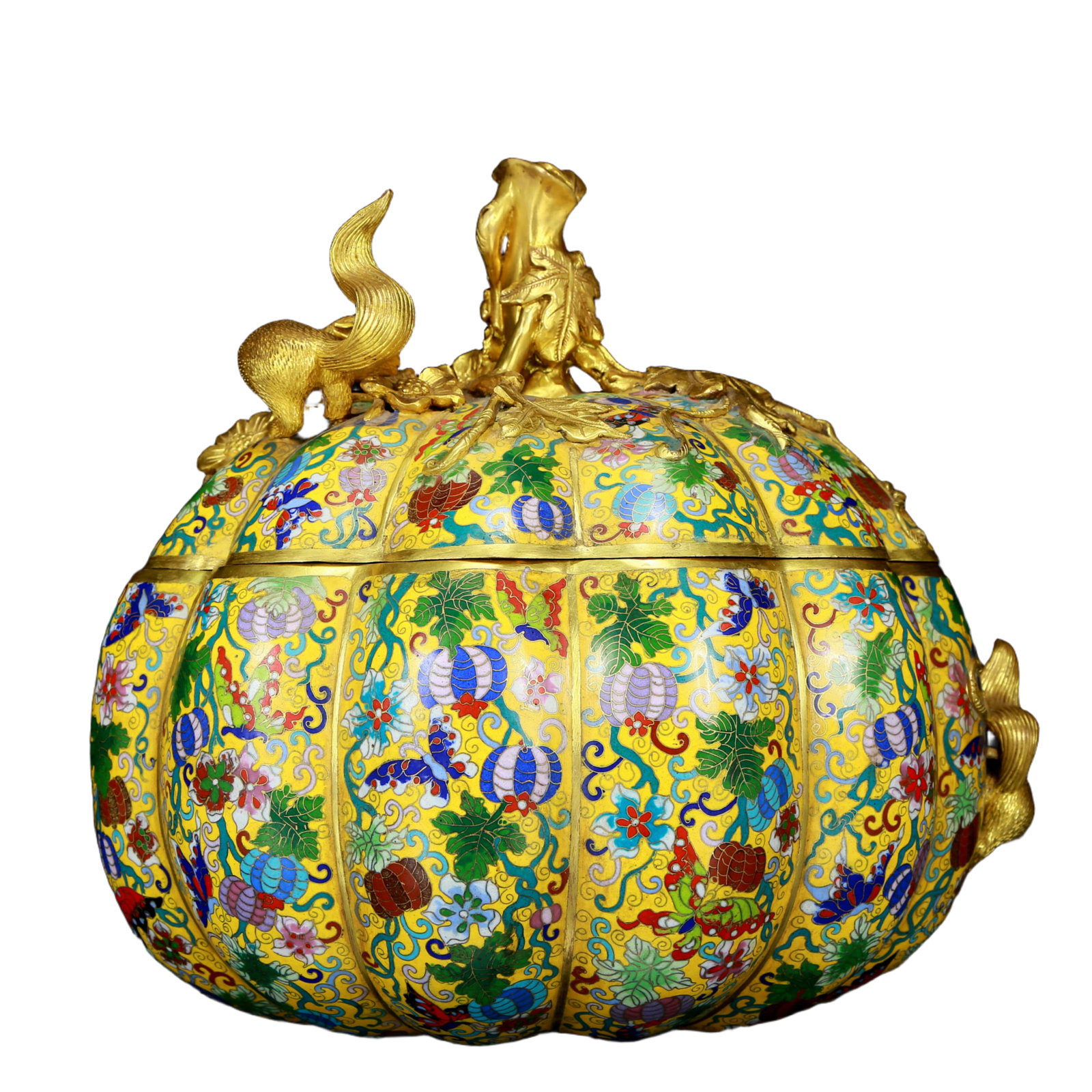 An exquisite cloisonné 'squirrel and grape' pattern box: An exquisite cloisonne 'squirrel and grape' pattern box, the application of filigree craftsmanship makes the decoration of this collection more detailed and three-dimensional. This collectible is func