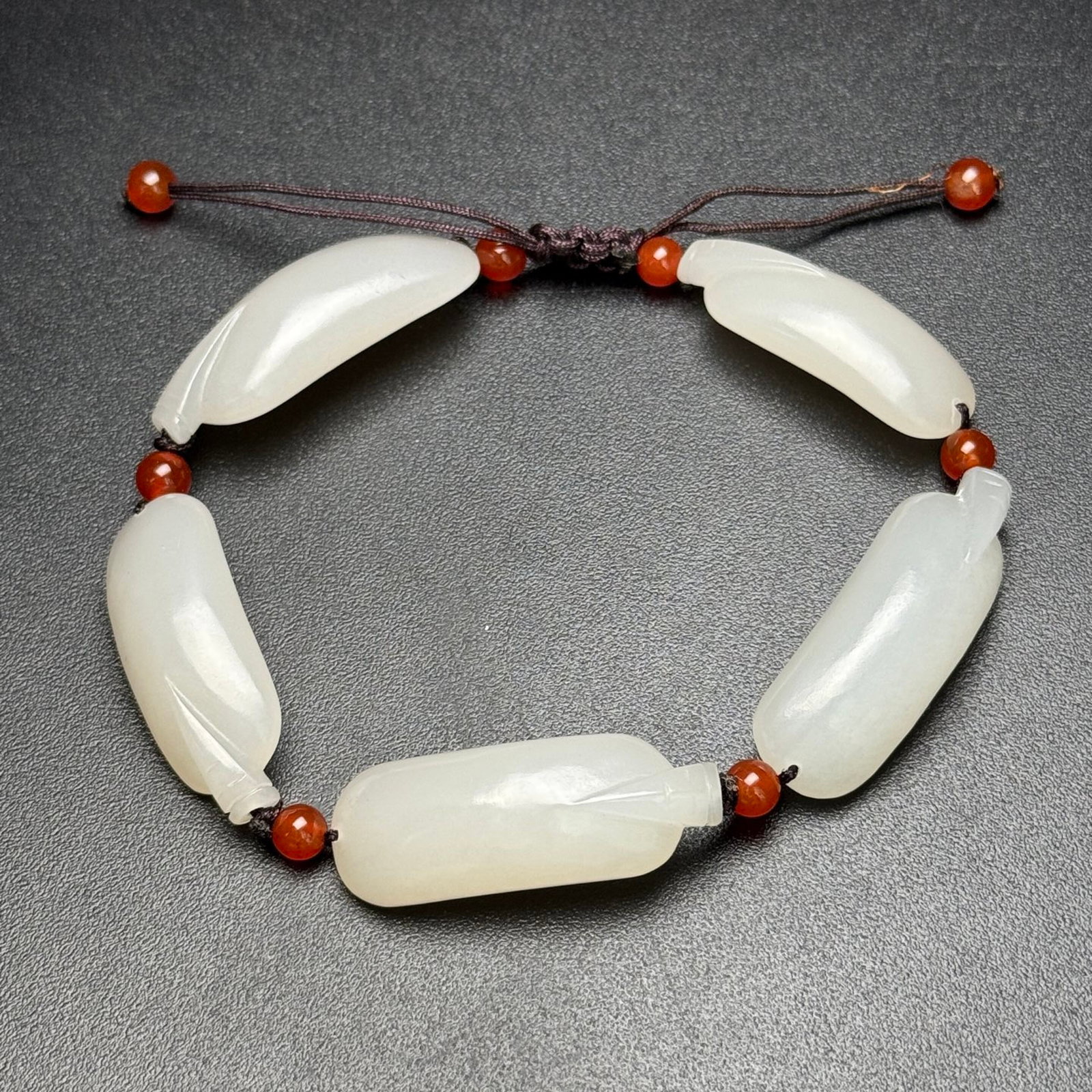 An Exquisite White Jade Figure-Shaped Bracelets: An Exquisite White Jade Figure-Shaped Bracelets,Qing Dynasty,China,Size:33mmx13mmx9mm,Total Weight:38g 白玉人物形手串,中国清代