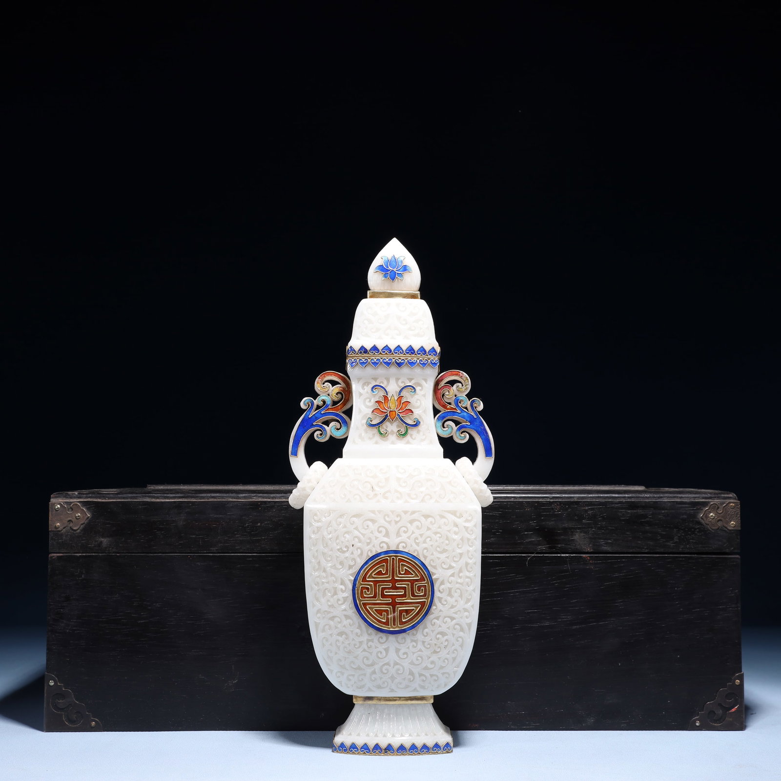 An Exquisite White Jade Lotus Pattern Double-Ears Bottle: An Exquisite White Jade Lotus Pattern Double-Ears Bottle,Qing Dynasty,China,Size:4.7inx2inx8.7in,(Box)15inx7.9inx7.1in,Weight:1200g 白玉缠枝莲纹双耳