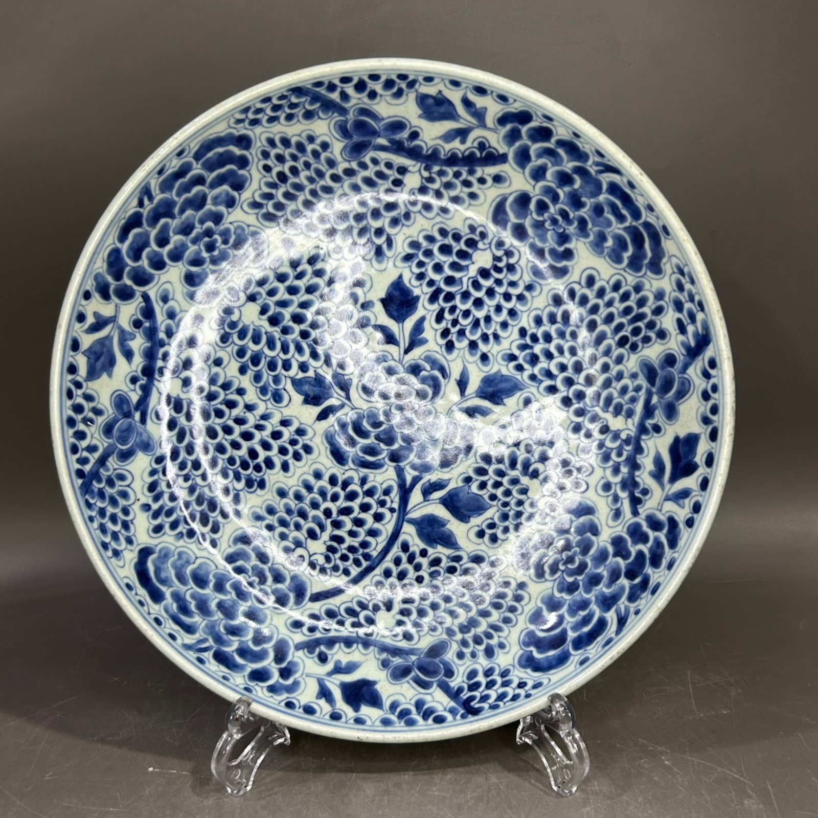 An Exquisite Blue and White Grapes Pattern Plate: An Exquisite Blue and White Grapes Pattern Plate,Qing Dynasty,China,Size:10.8inx2.6in 青花葡萄纹盘,中国清代