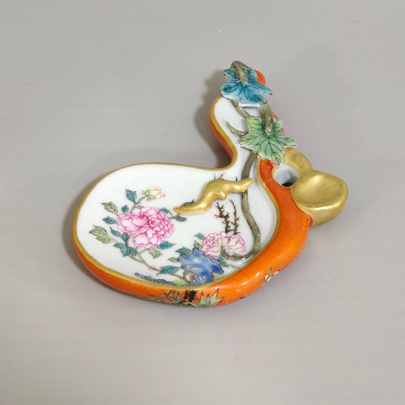 An Exquisite Famille-Rose Painted Gold Flower Pattern Gourd-Shaped Brush Holder: An Exquisite Famille-Rose Painted Gold Flower Pattern Gourd-Shaped Brush Holder,Qing Dynasty,China,Qianlong Six-character Mark,Size:3.5inx2.3in 粉彩描金花卉纹