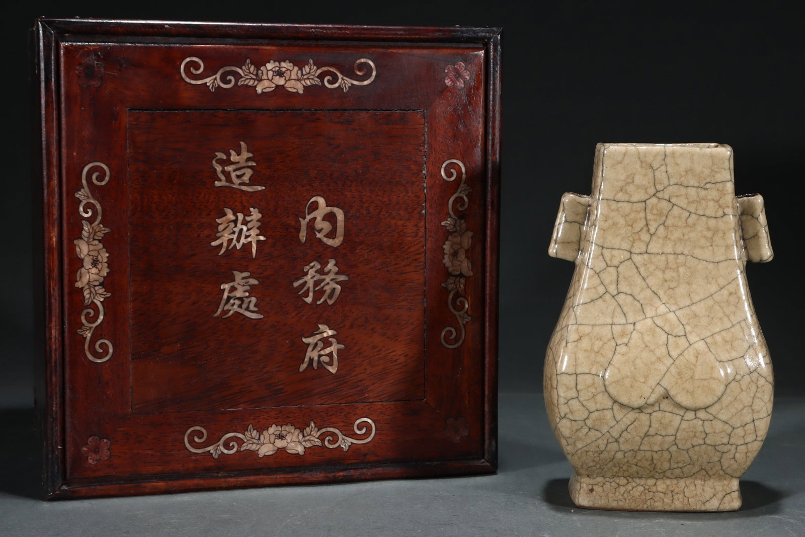 An Exquisite Ge yao Double-Ears Vase: An Exquisite Ge yao Double-Ears Vase,Song Dynasty,China,Size:8.2inx5in 哥窑双耳瓶,中国宋代
