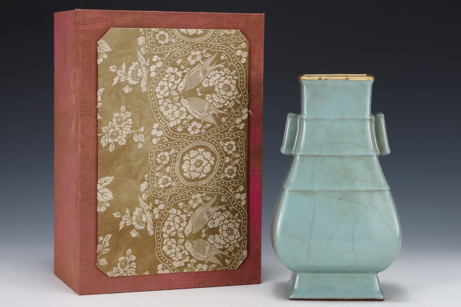 An Exquisite Guan yao Cover with Gold Double-Ears Vase,with an Imperial Poem by Emperor Qianlong: An Exquisite Guan yao Cover with Gold Double-Ears Vase,with an Imperial Poem by Emperor Qianlong,Song Dynasty,China,Size:9.8inx5.8in 官窑金口双耳瓶,带&#