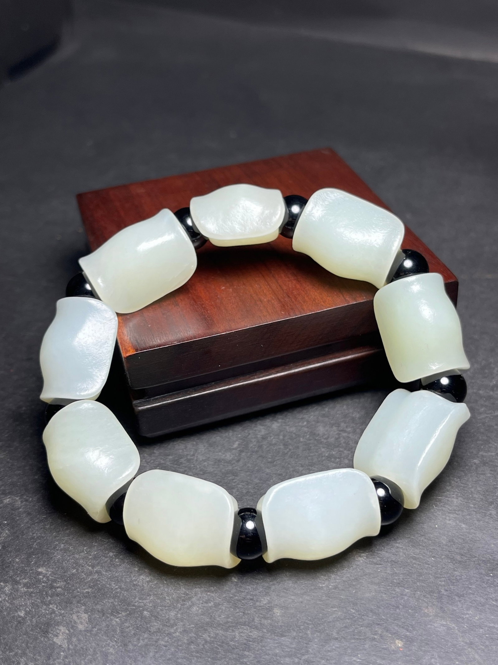 An Exquisite White Jade Bracelets: An Exquisite White Jade Bracelets,Qing Dynasty,China,Size:22mmx17mmx17mm,Weight:96g 白玉手串,中国清代