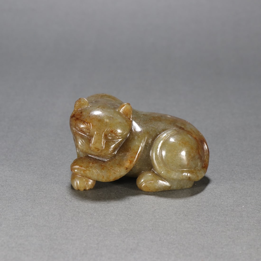 An Exquisite White Jade Tiger Ornament: An Exquisite White Jade Tiger Ornament,Qing Dynasty, China,Size:1.7inx2.7in,Weight:174.8g 白玉虎摆件,中国清代