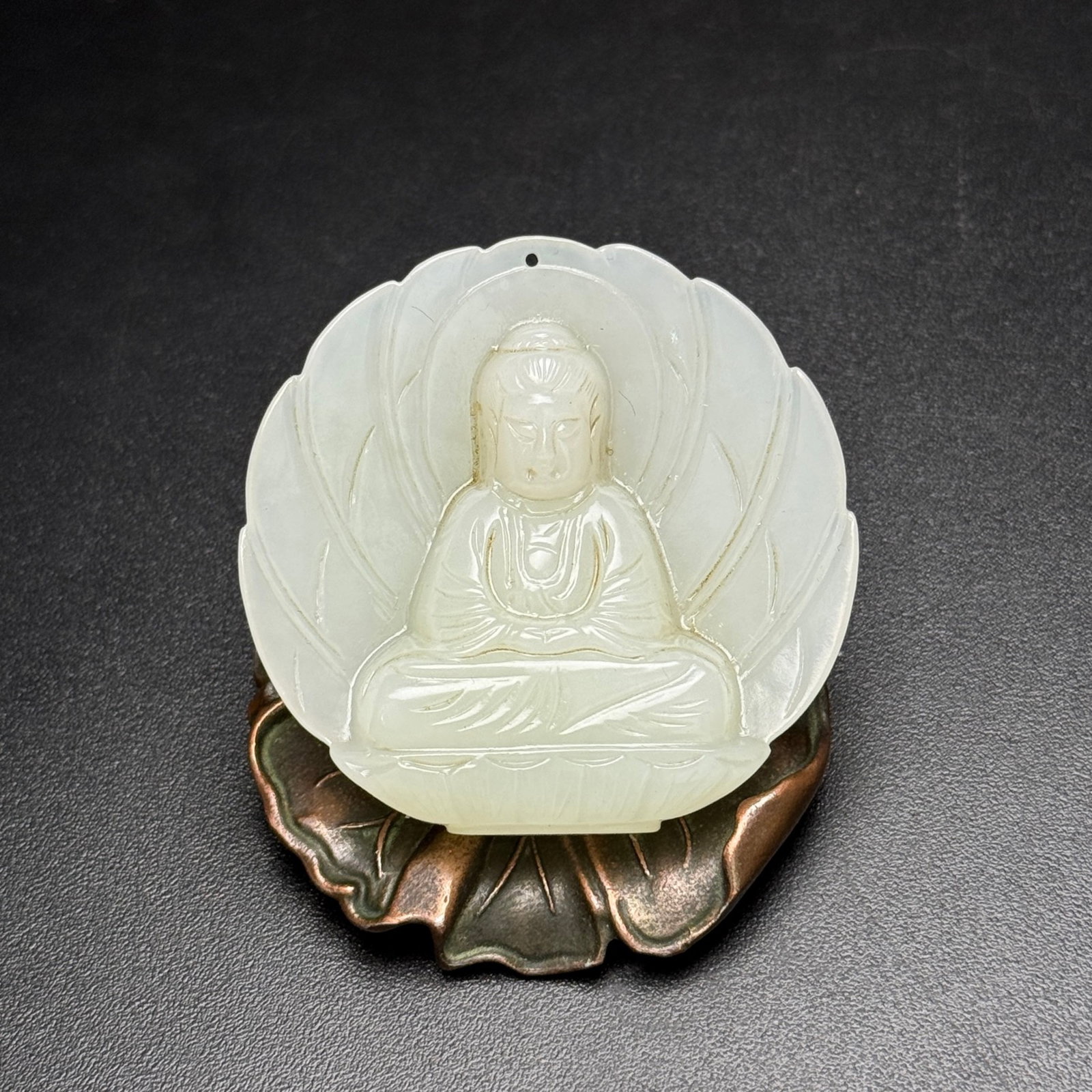 An Exquisite White Jade Statue of Avalokitesvara Pattern Pendant: An Exquisite White Jade Statue of Avalokitesvara Pattern Pendant,Qing Dynasty,China,Size:49mmx47mmx13mm,Weight:36g 白玉观音像纹挂件,中国