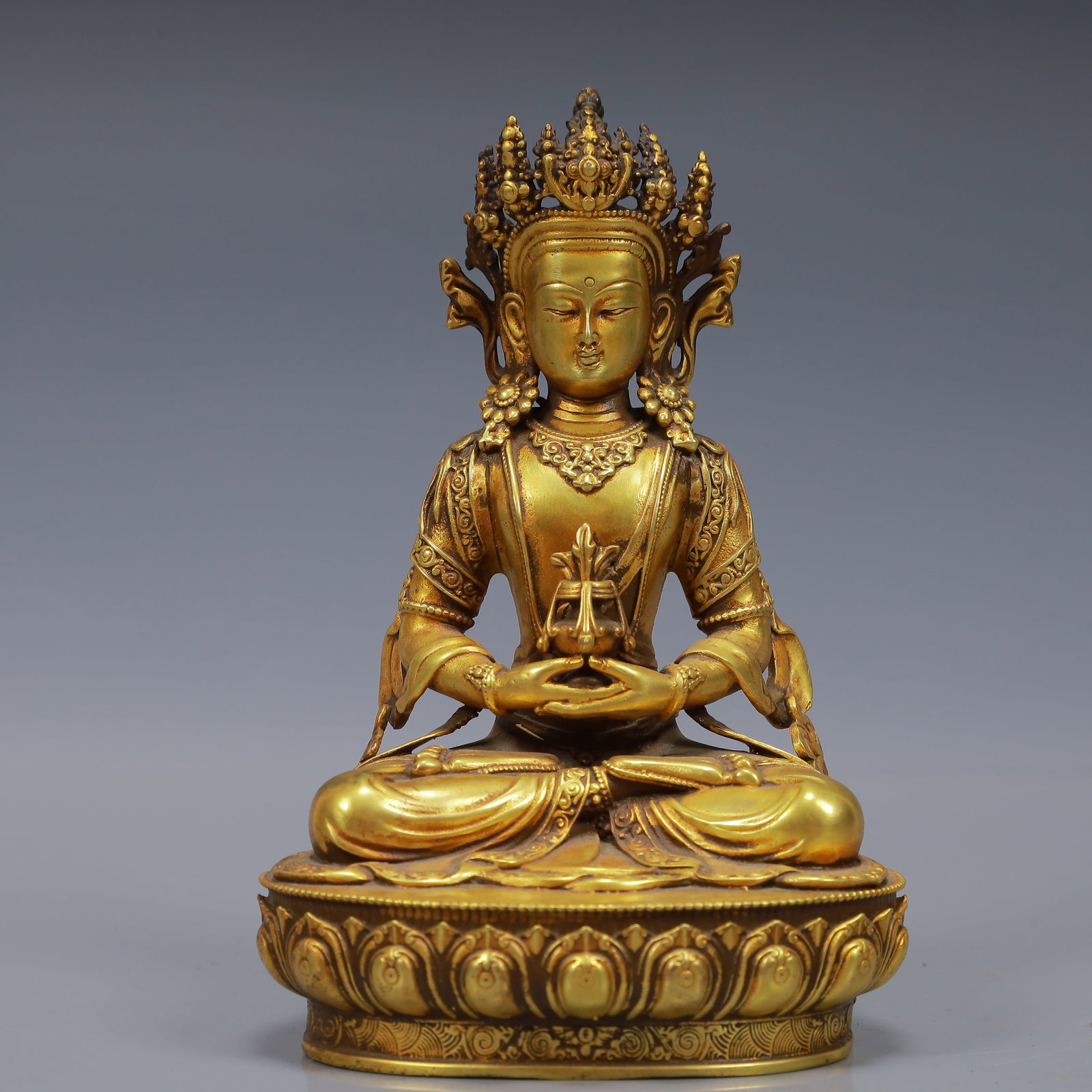 An Exquisite Gilt Bronze Statue of Amitayus: An Exquisite Gilt Bronze Statue of Amitayus,Ming Dynasty, China,Yongle Six-character Mark,Size:4.3inx3.1inx6.3in,Weight:1250g 铜鎏金无量寿佛像,中&