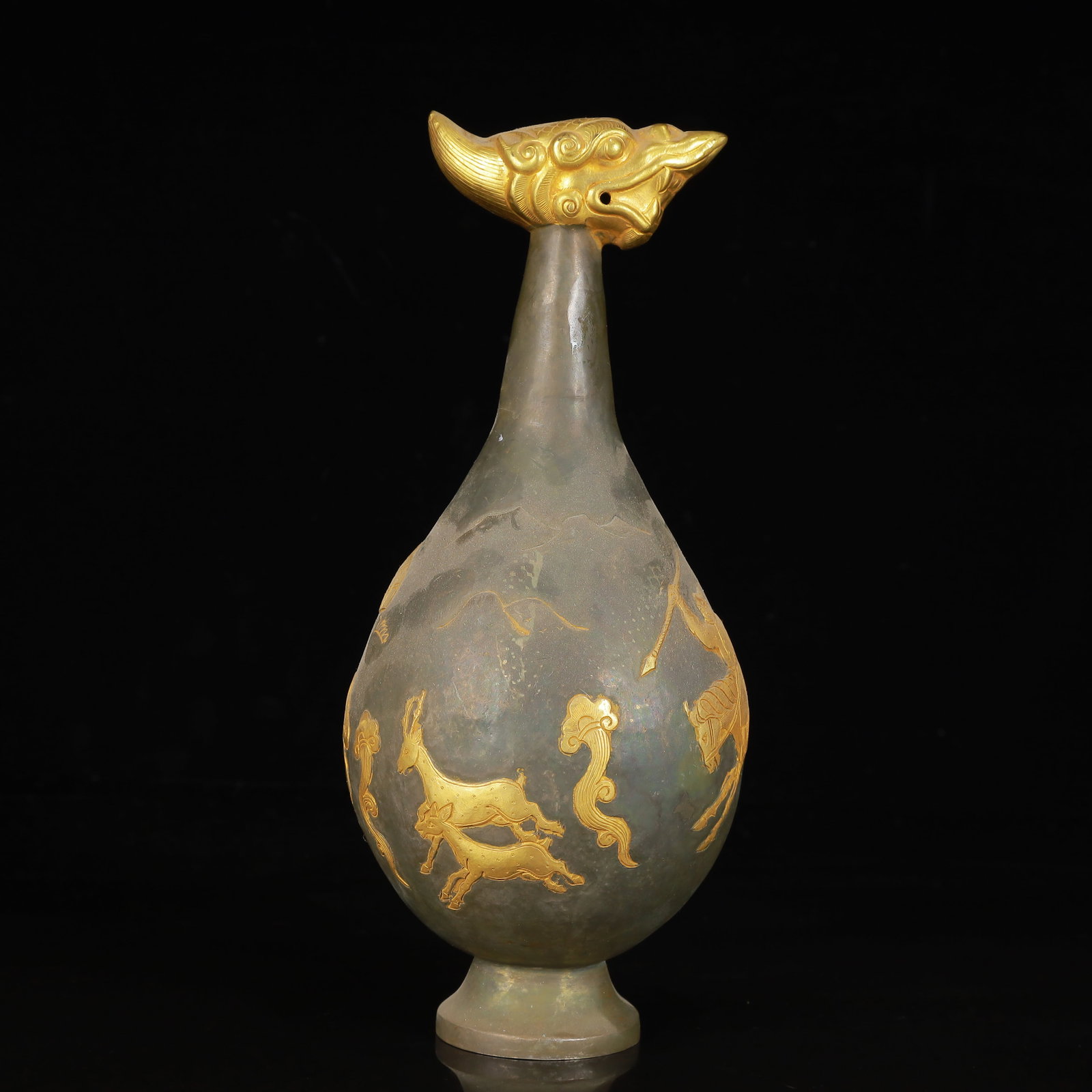 An Exquisite Gilt Silver Figure Pattern Vase: An Exquisite Gilt Silver Figure Pattern Vase,Tang Dynasty,China,Zhenguan Four-Character Mark,Size:3.9inx9.4in,Weight:150g 银鎏金人物纹瓶,中国Ù
