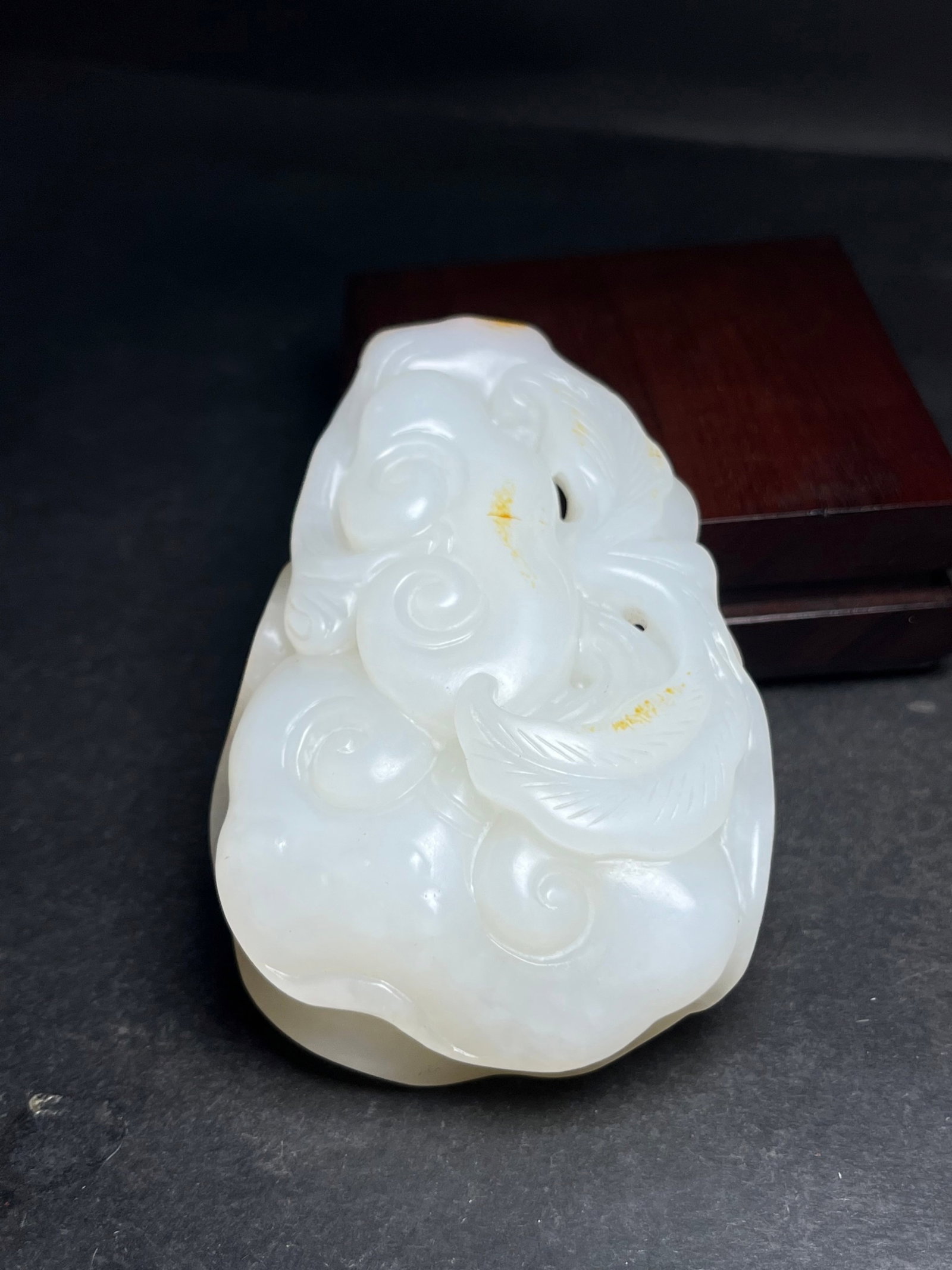 An Exquisite White Jade Ganoderma lucidum Hand Piece: An Exquisite White Jade Ganoderma lucidum Hand Piece,Qing Dynasty,China,Size:89mmx27mmx60mm,Weight:181g 白玉灵芝手把件,中国清代