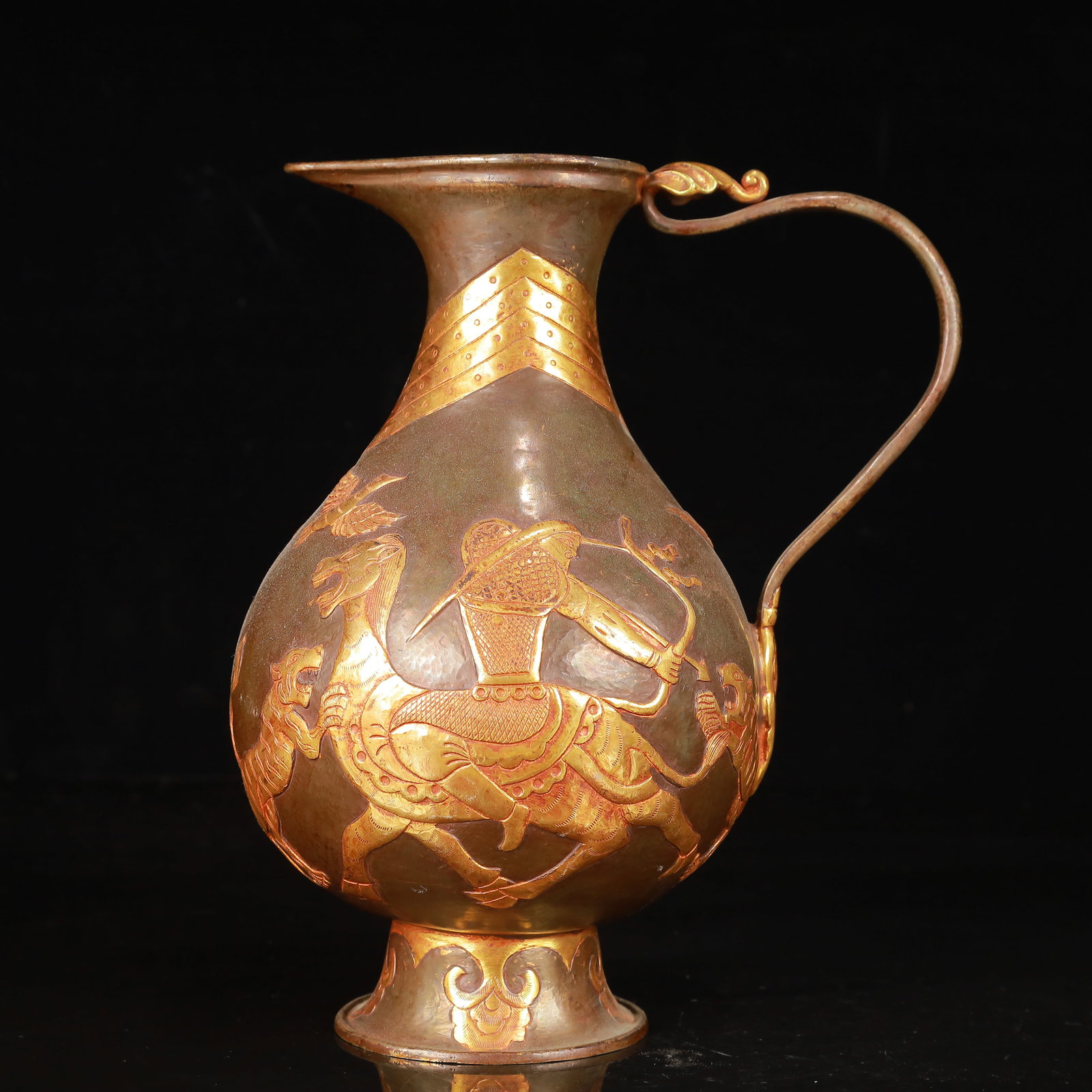 An Exquisite Gilt Silver Figure Pattern Ewer: An Exquisite Gilt Silver Figure Pattern Ewer,Qing Dynasty,China,Size:7.1inx4.7inx8.3in,Weight:700g 银鎏金人物纹执壶,中国清代