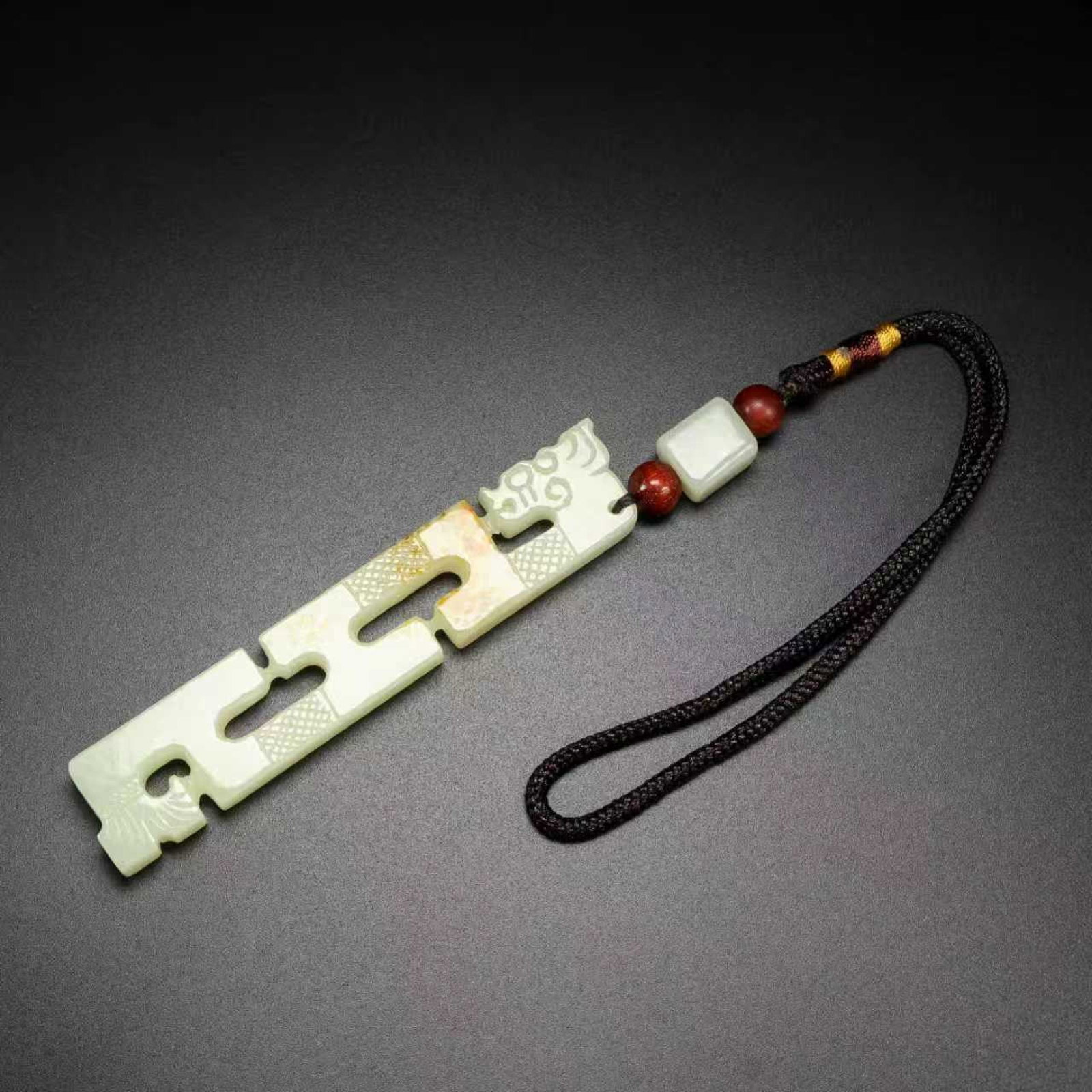 An Exquisite White Jade Dragon-head Pendant: An Exquisite White Jade Dragon-head Pendant,Qing Dynasty,China,Size:4.7inx0.8inx0.3in,Weight:41g 白玉龙首挂件,中国清代