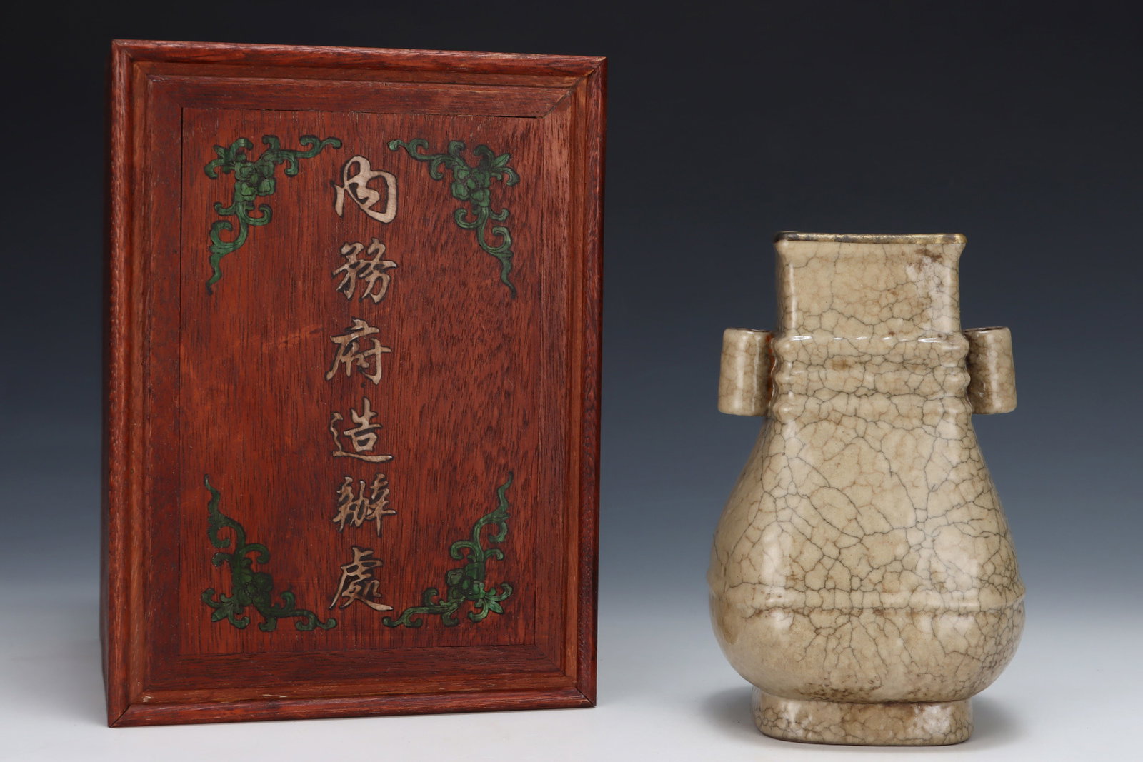 An Exquisite Ge yao Cover with Gold Double-Ears Vase,with an Imperial Poem by Emperor Qianlong: An Exquisite Ge yao Cover with Gold Double-Ears Vase,with an Imperial Poem by Emperor Qianlong,Song Dynasty,China,Size:8.7inx5.5in 哥窑金口双耳瓶,带