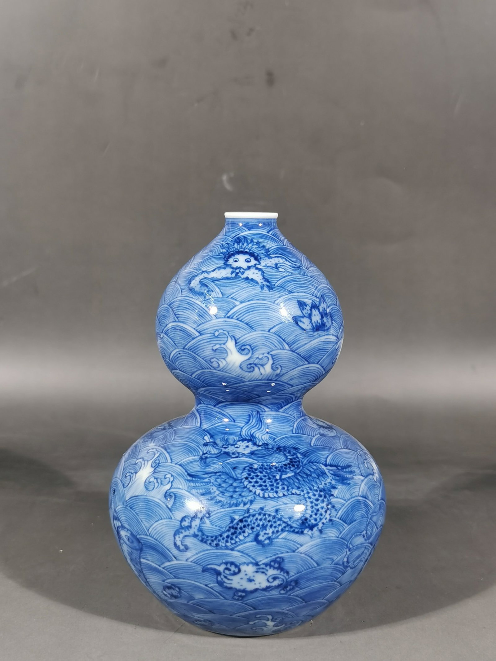 An Exquisite Blue and White Seawater and Auspicious Beast Pattern Gourd Vase: An Exquisite Blue and White Seawater and Auspicious Beast Pattern Gourd Vase,Qing Dynasty,China,Qianlong Six-character Mark,Size:5.7inx3.7in 青花海水瑞兽纹