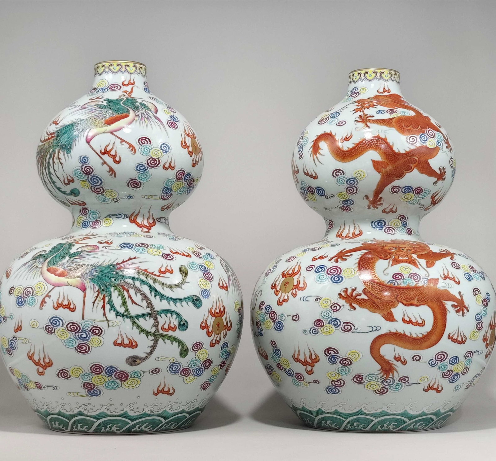 A Pair of Huge Famille-Rose Painted Gold Auspicious Cloud,Dragon and Phoenix Pattern Gourd Vases: A Pair of Huge Famille-Rose Painted Gold Auspicious Cloud,Dragon and Phoenix Pattern Gourd Vases,Qing Dynasty,China,Qianlong Six-character Mark,Size:20.5inx13.8in 一对粉彩ÿ