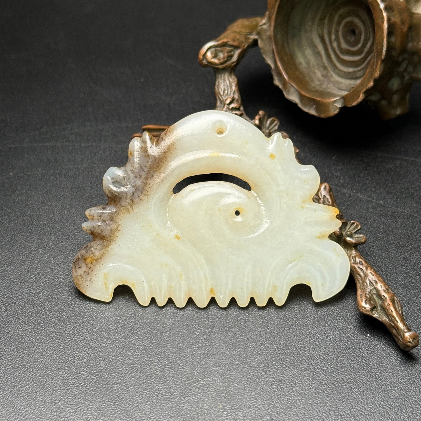 An Exquisite White Jade Comb Pendant: An Exquisite White Jade Comb Pendant,Qing Dynasty,China,Size:59mmx42mmx5mm,Weight:18g 白玉梳子挂件,中国清代