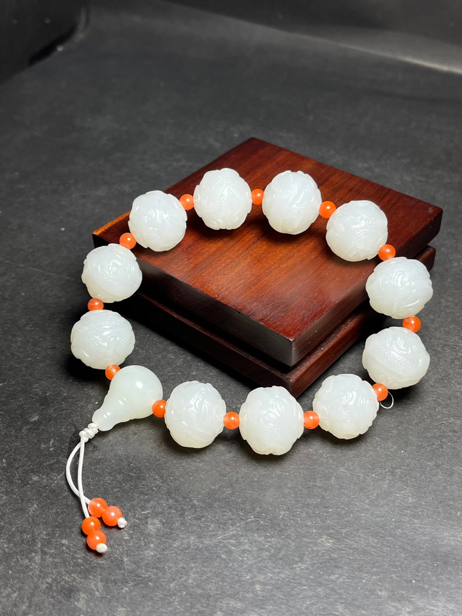 An Exquisite White Jade Dragon Pattern Bracelets: An Exquisite White Jade Dragon Pattern Bracelets,Qing Dynasty,China,Size:18mm,Weight:97g 白玉龙纹手串,中国清代