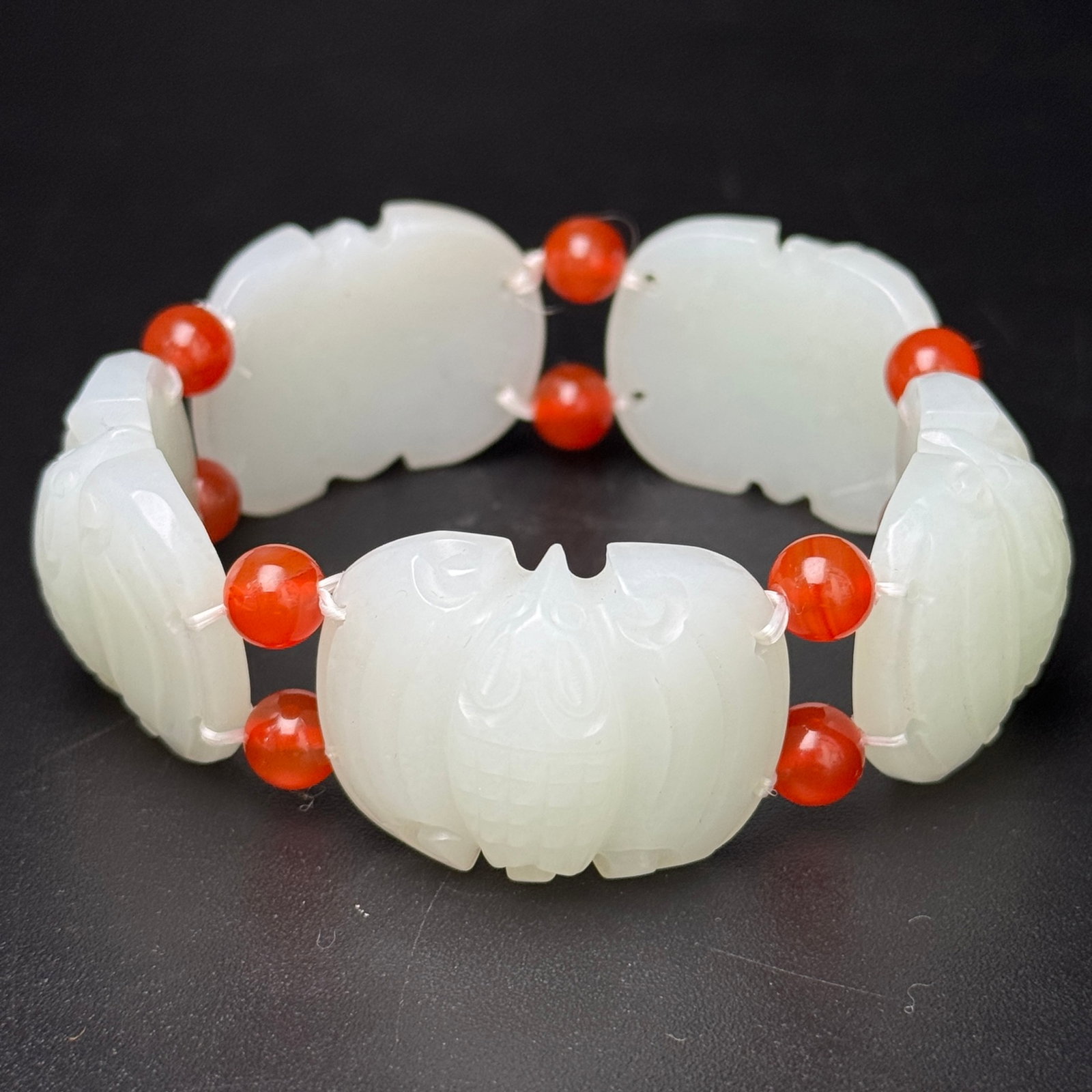 An Exquisite White Jade Bats Pattern Bracelets: An Exquisite White Jade Bats Pattern Bracelets,Qing Dynasty,China,Size:27mmx36mmx12mm,Total Weight:93g 白玉蝙蝠纹手串,中国清代