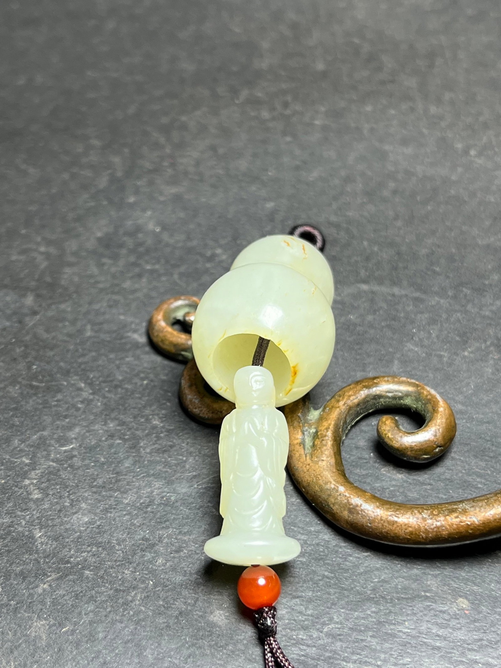 An Exquisite White Jade Buddha Statue Gourd Pendant: An Exquisite White Jade Buddha Statue Gourd Pendant,Qing Dynasty,China,Size:36mmx19mmx19mm,Weight:16g 白玉佛像葫芦挂件,中国清代